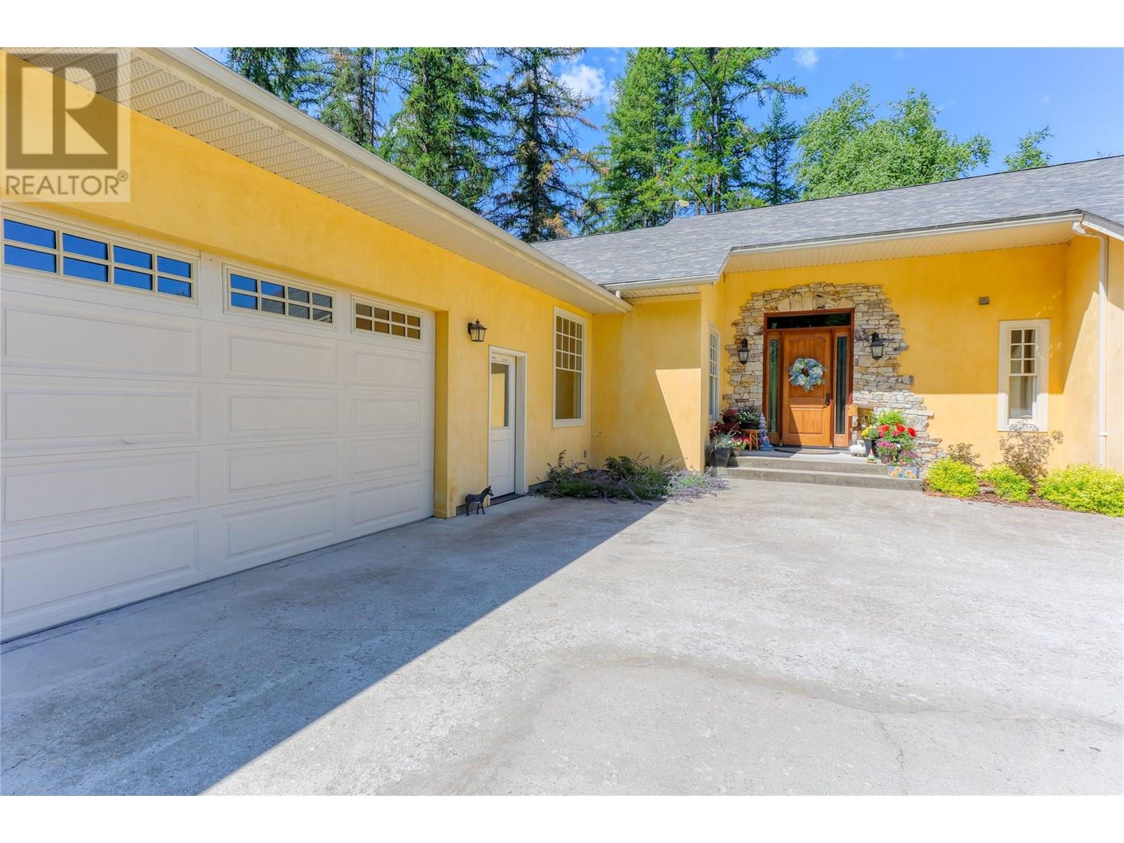 9309 Station Road, Trail, British Columbia  V1R 4W6 - Photo 4 - 10353118