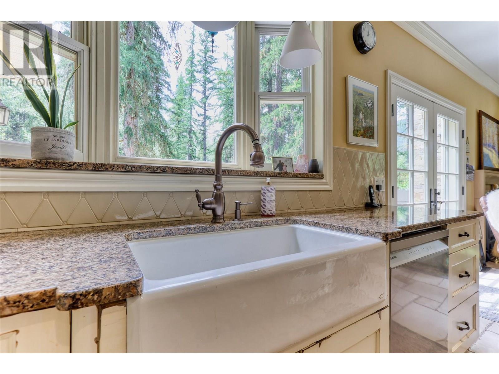 9309 Station Road, Trail, British Columbia  V1R 4W6 - Photo 49 - 10353118