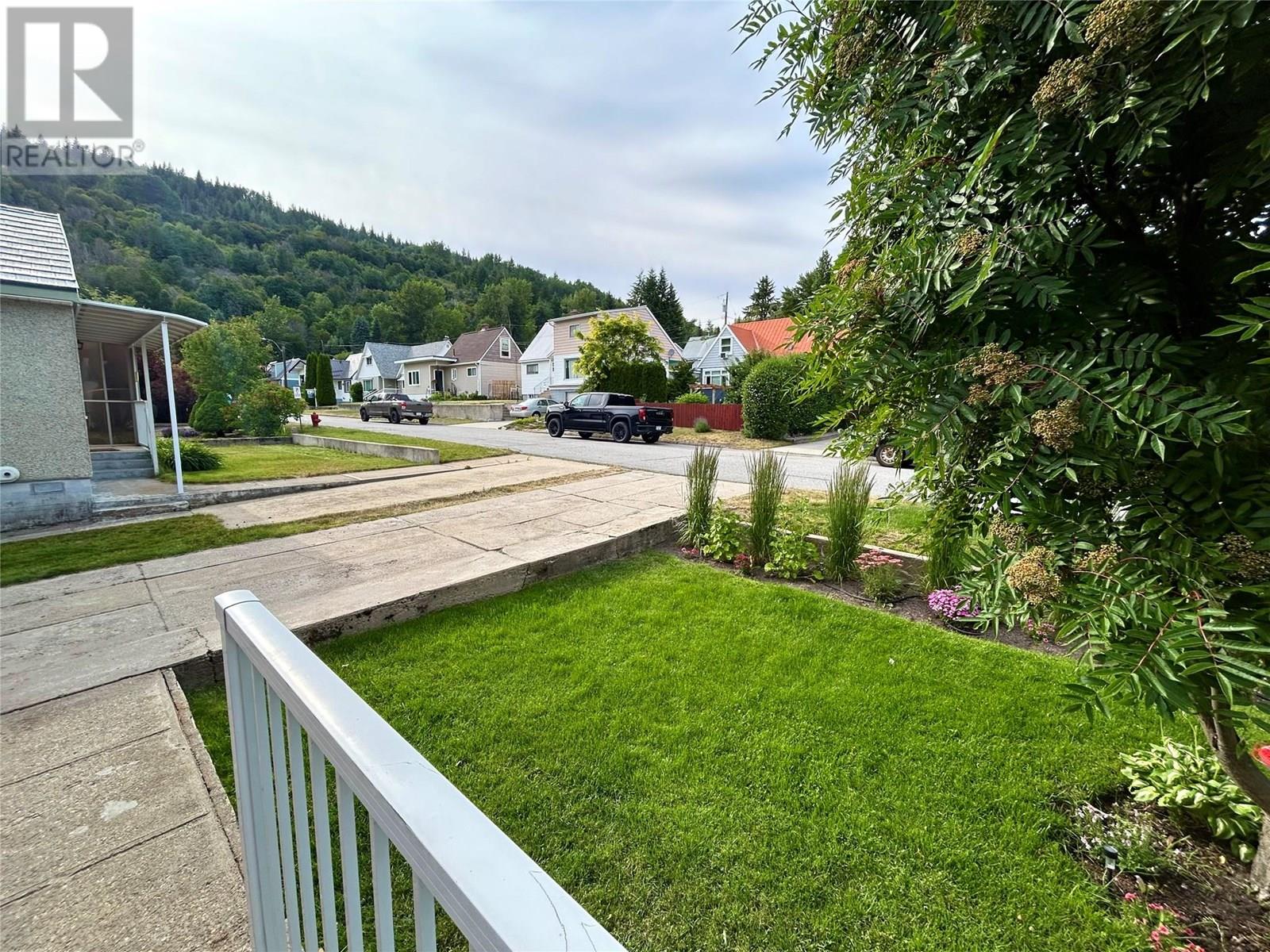 906 Thackeray Street, Trail, British Columbia  V1R 2C2 - Photo 4 - 10352873