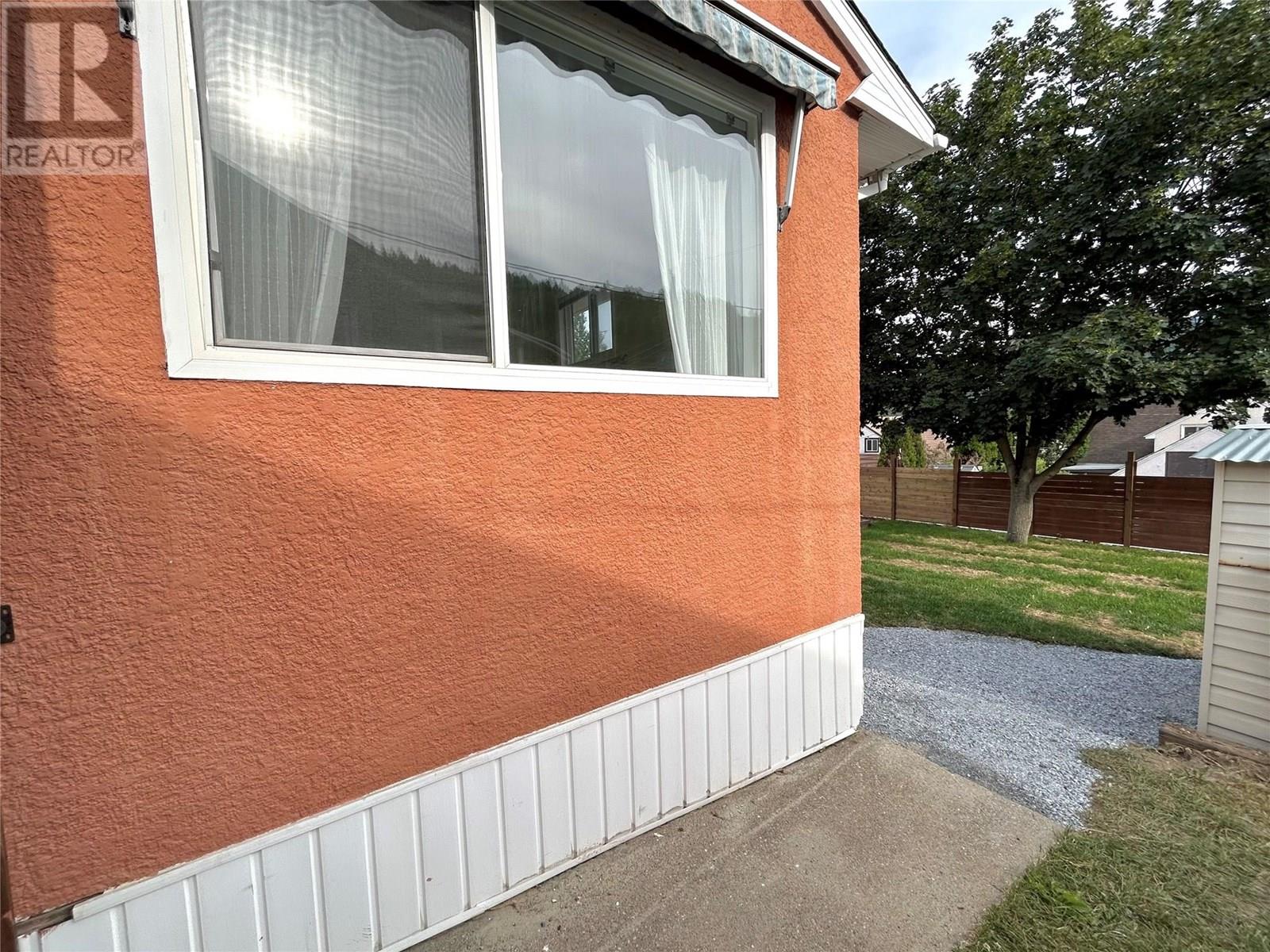 906 Thackeray Street, Trail, British Columbia  V1R 2C2 - Photo 5 - 10352873
