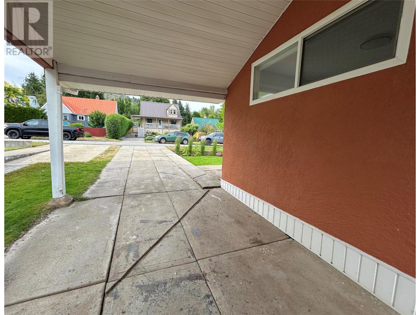 906 Thackeray Street, Trail, British Columbia  V1R 2C2 - Photo 6 - 10352873
