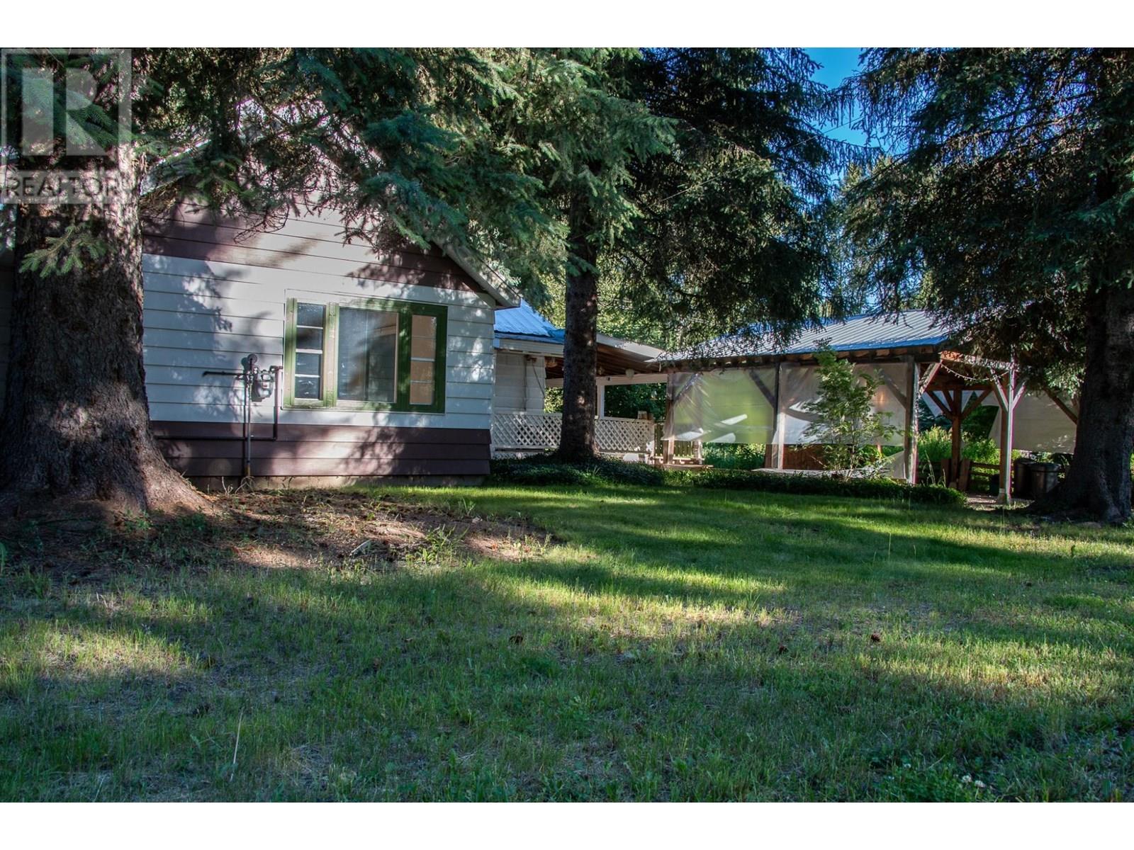 223 Riverside Avenue, Salmo, British Columbia  V0G 1Z0 - Photo 1 - 10353799