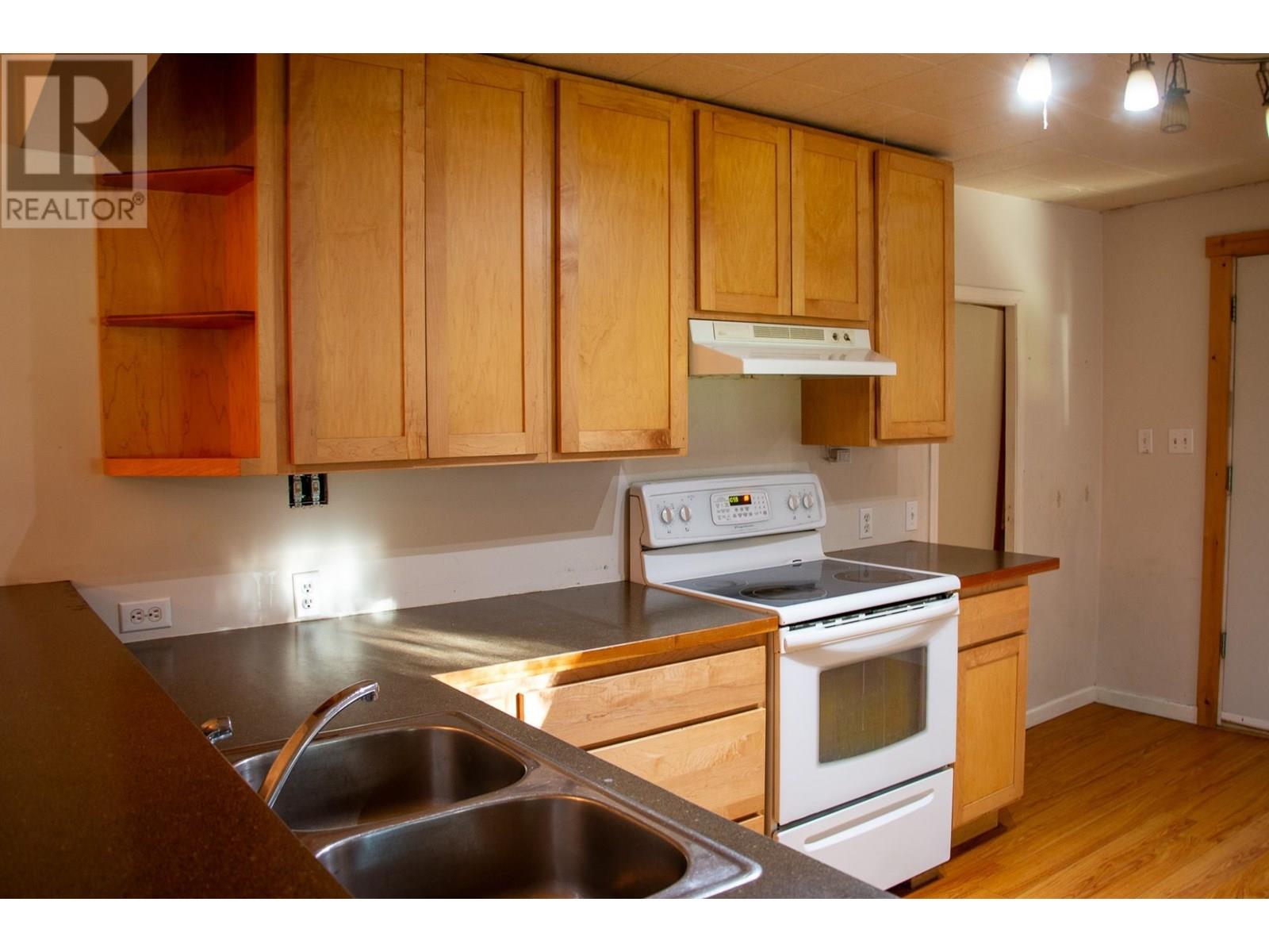 223 Riverside Avenue, Salmo, British Columbia  V0G 1Z0 - Photo 12 - 10353799