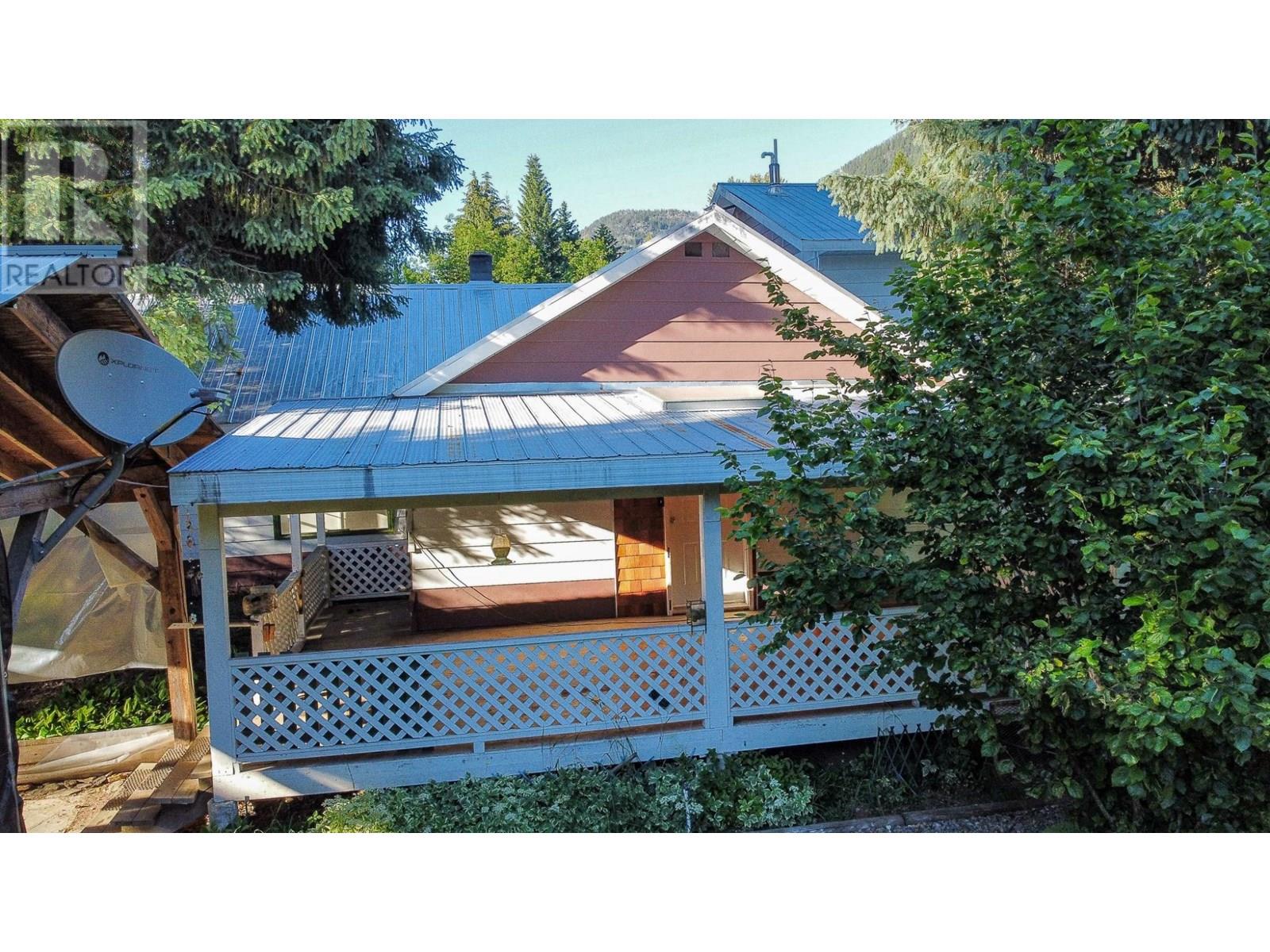 223 Riverside Avenue, Salmo, British Columbia  V0G 1Z0 - Photo 4 - 10353799
