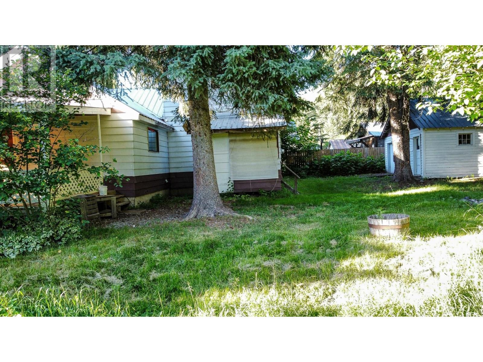 223 Riverside Avenue, Salmo, British Columbia  V0G 1Z0 - Photo 8 - 10353799