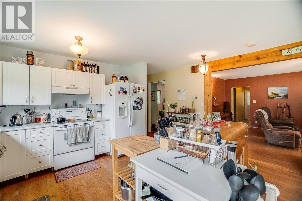 3814 Passmore Upper Road, Passmore, British Columbia  V0G 2J0 - Photo 4 - 10353986