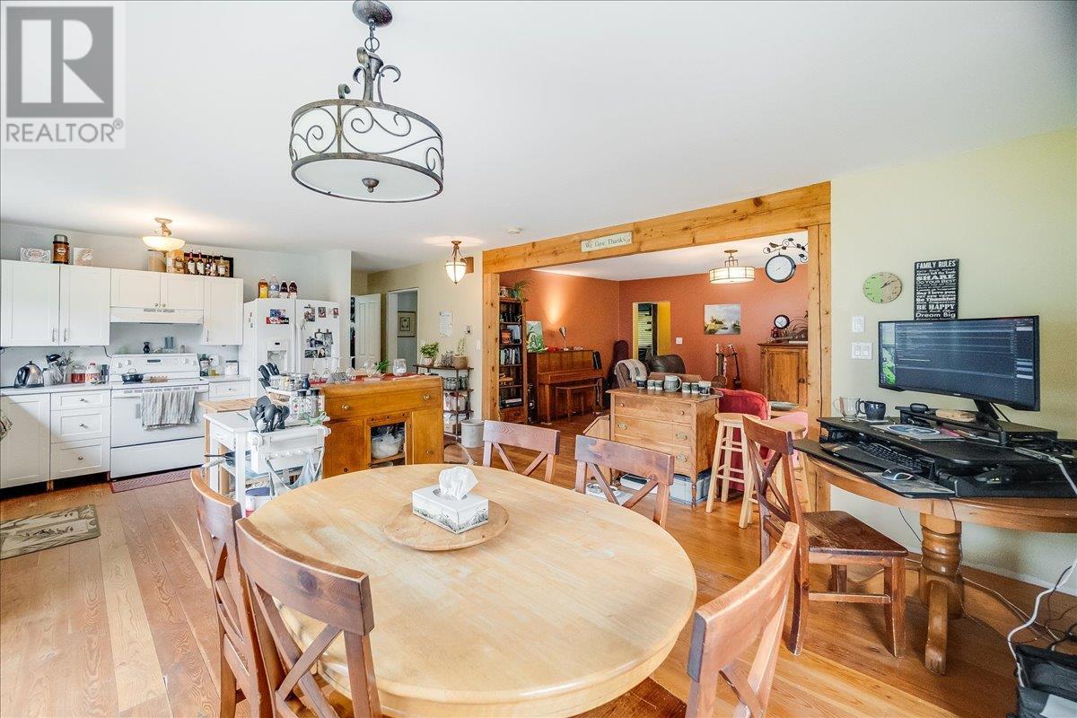 3814 Passmore Upper Road, Passmore, British Columbia  V0G 2J0 - Photo 9 - 10353986