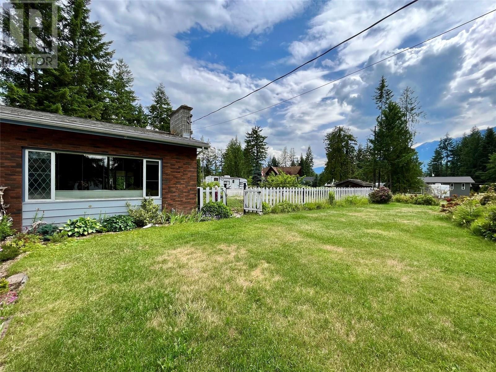 609 10th Avenue Nw, Nakusp, British Columbia  V0G 1R0 - Photo 38 - 10354101