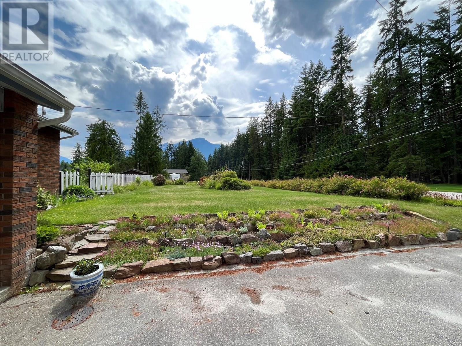 609 10th Avenue Nw, Nakusp, British Columbia  V0G 1R0 - Photo 4 - 10354101