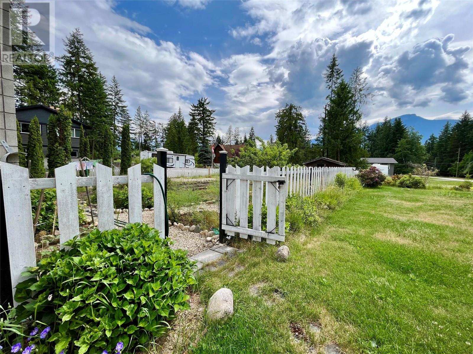 609 10th Avenue Nw, Nakusp, British Columbia  V0G 1R0 - Photo 40 - 10354101