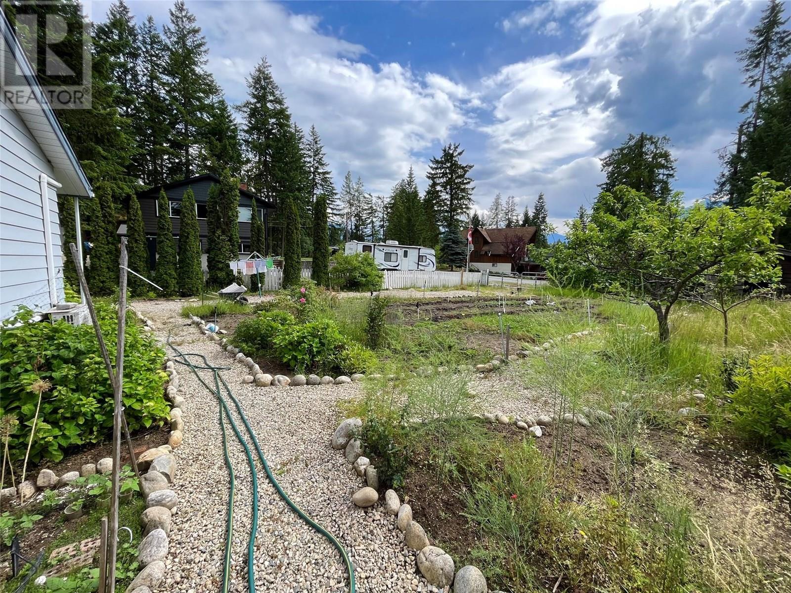 609 10th Avenue Nw, Nakusp, British Columbia  V0G 1R0 - Photo 41 - 10354101