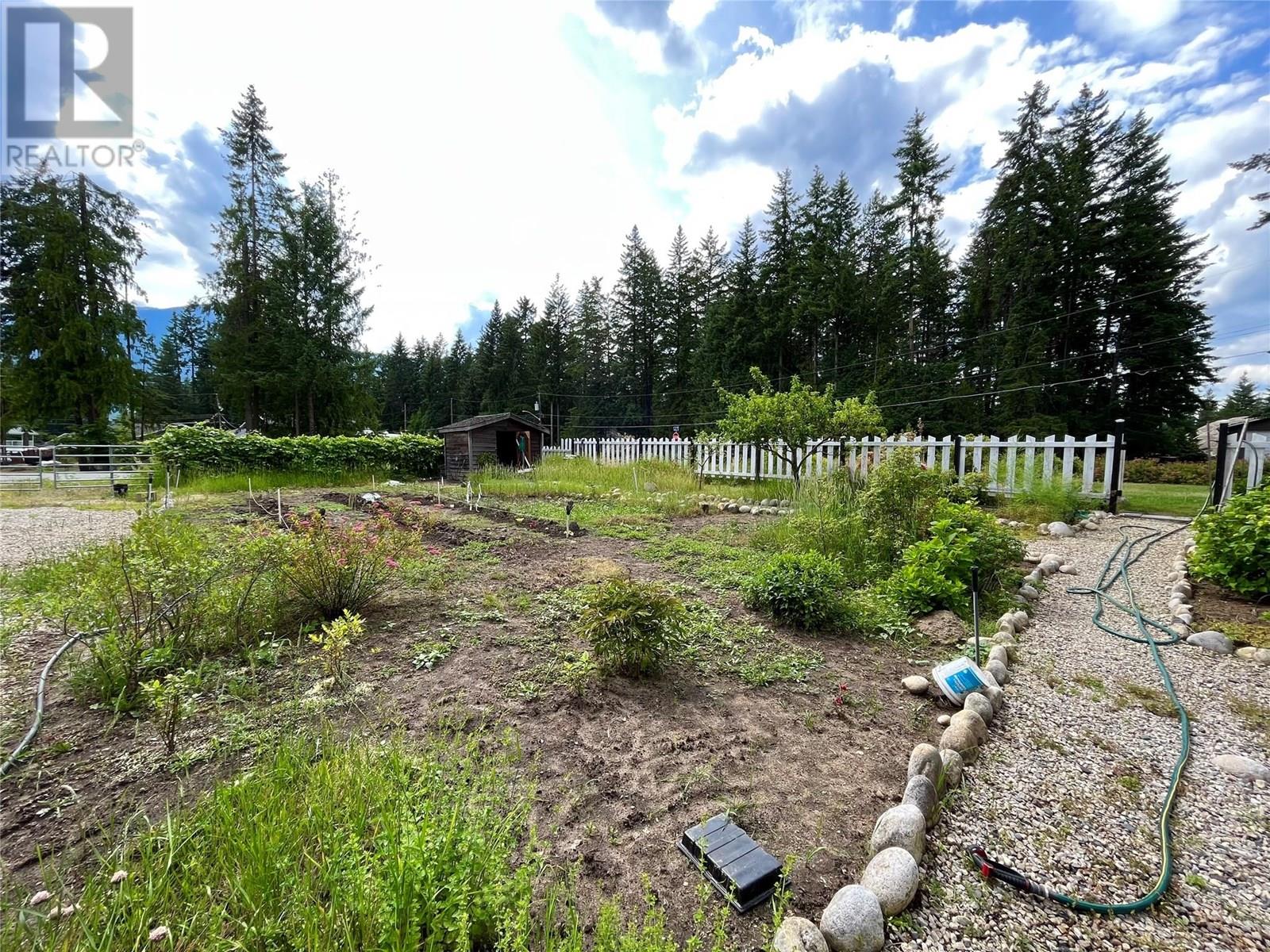609 10th Avenue Nw, Nakusp, British Columbia  V0G 1R0 - Photo 42 - 10354101