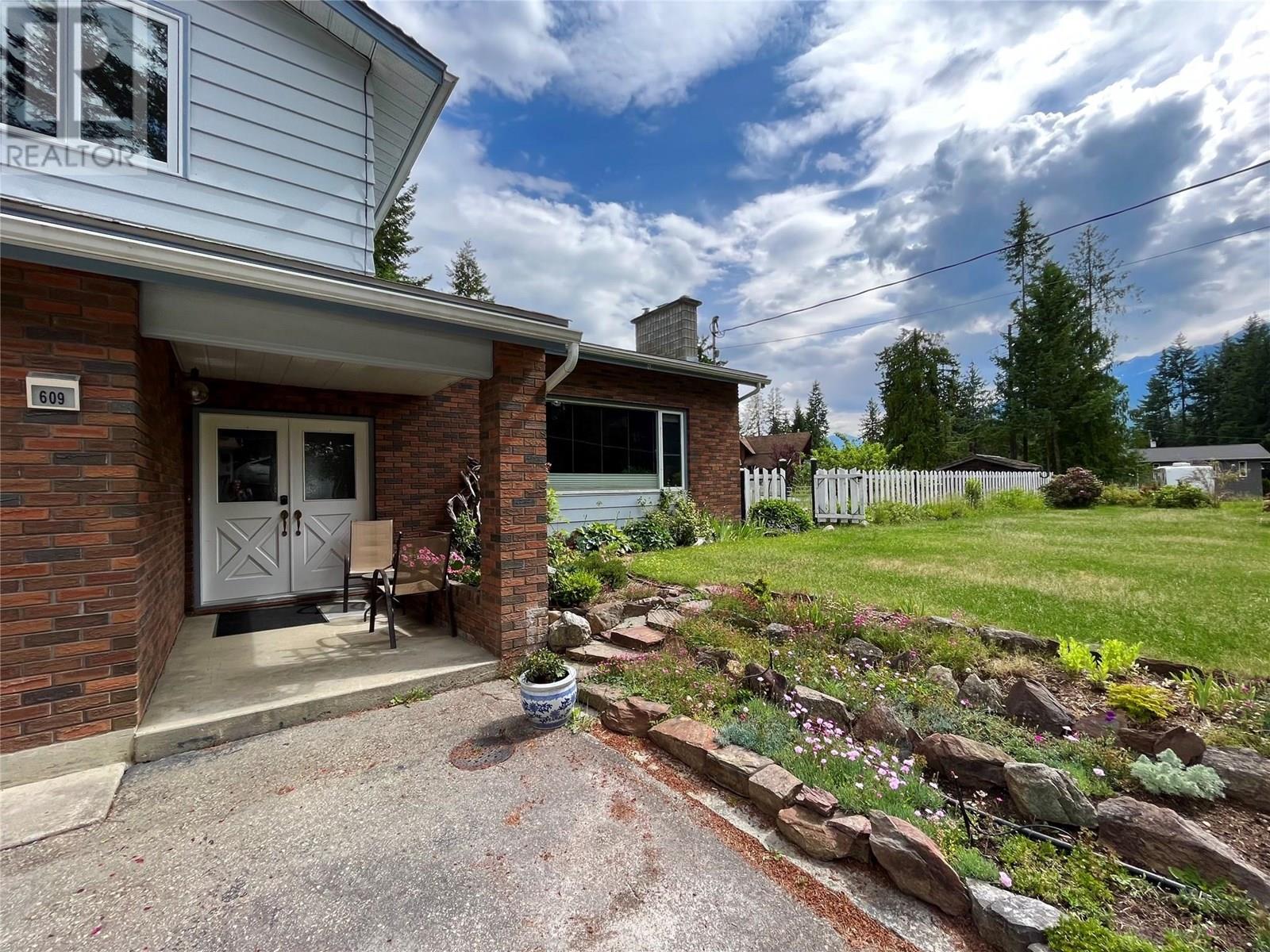 609 10th Avenue Nw, Nakusp, British Columbia  V0G 1R0 - Photo 52 - 10354101