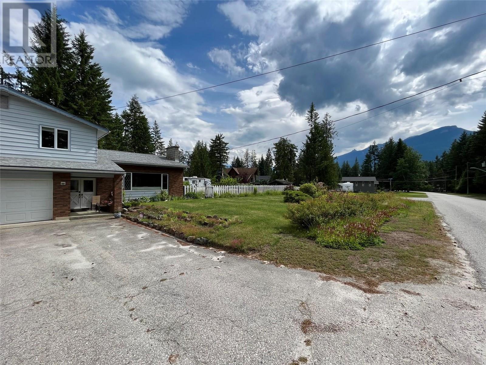 609 10th Avenue Nw, Nakusp, British Columbia  V0G 1R0 - Photo 56 - 10354101