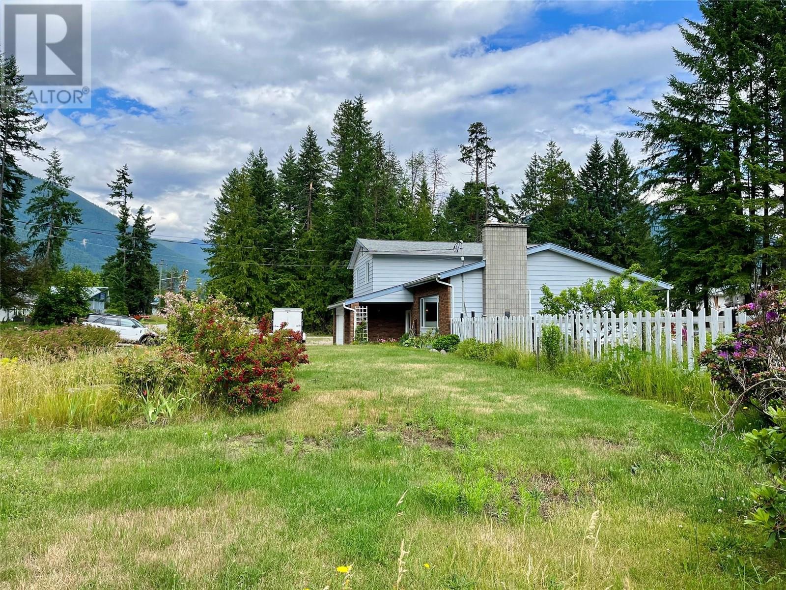 609 10th Avenue Nw, Nakusp, British Columbia  V0G 1R0 - Photo 57 - 10354101