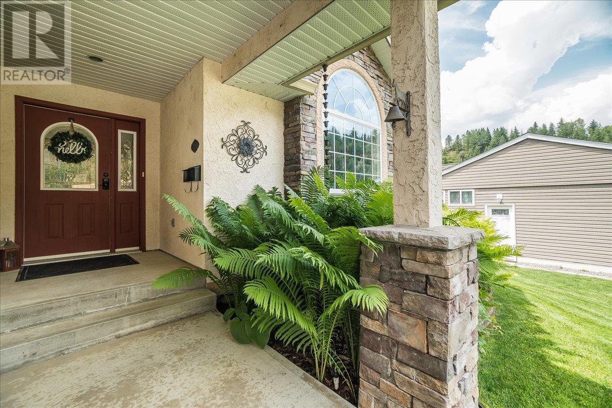 1040 Regan Crescent, Trail, British Columbia  V1R 1C4 - Photo 4 - 10353953