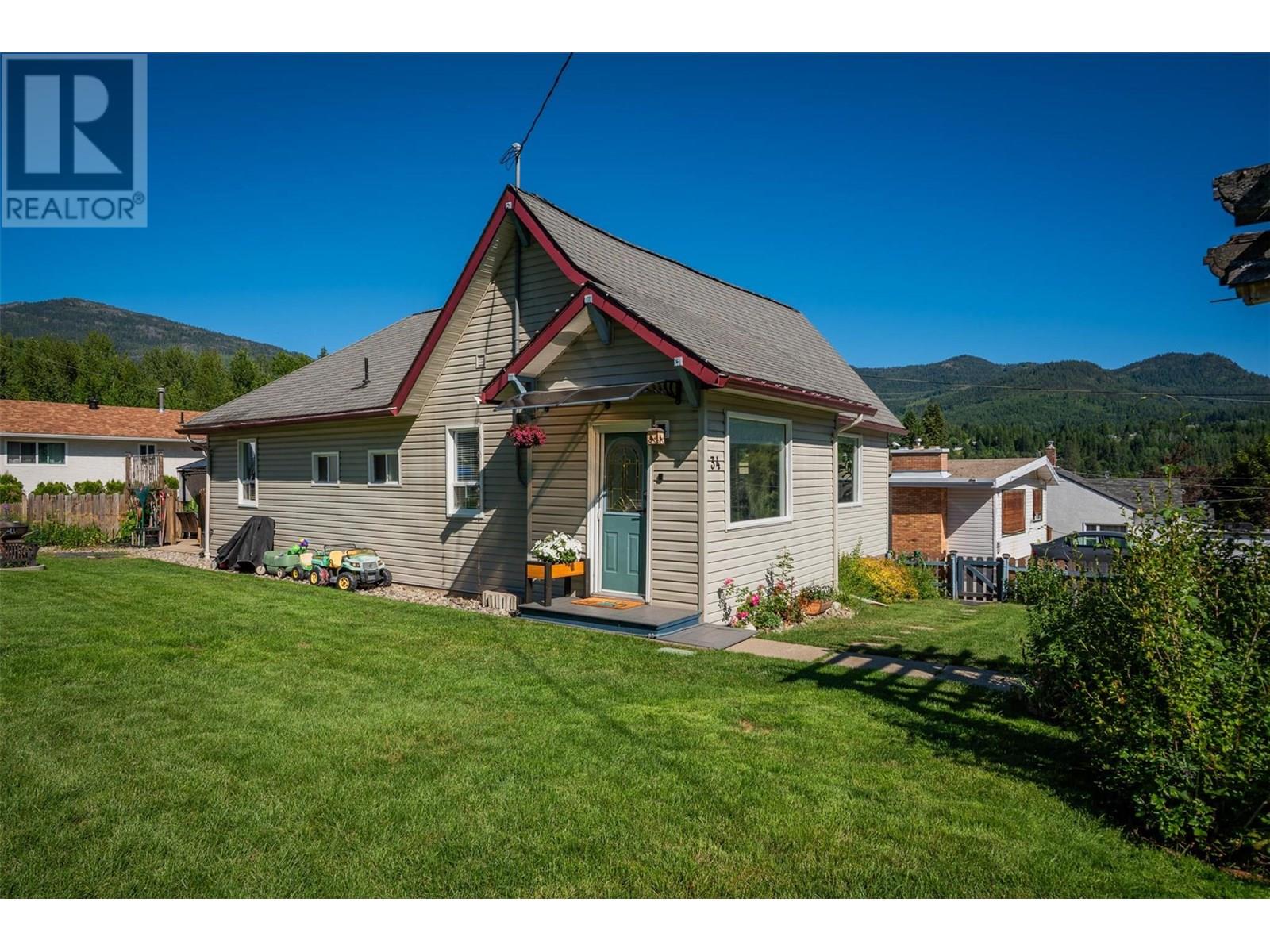 34 Nelson Avenue, Fruitvale, British Columbia  V0G 1L0 - Photo 1 - 10354211