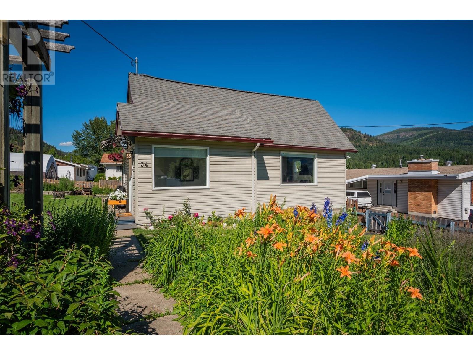 34 Nelson Avenue, Fruitvale, British Columbia  V0G 1L0 - Photo 2 - 10354211