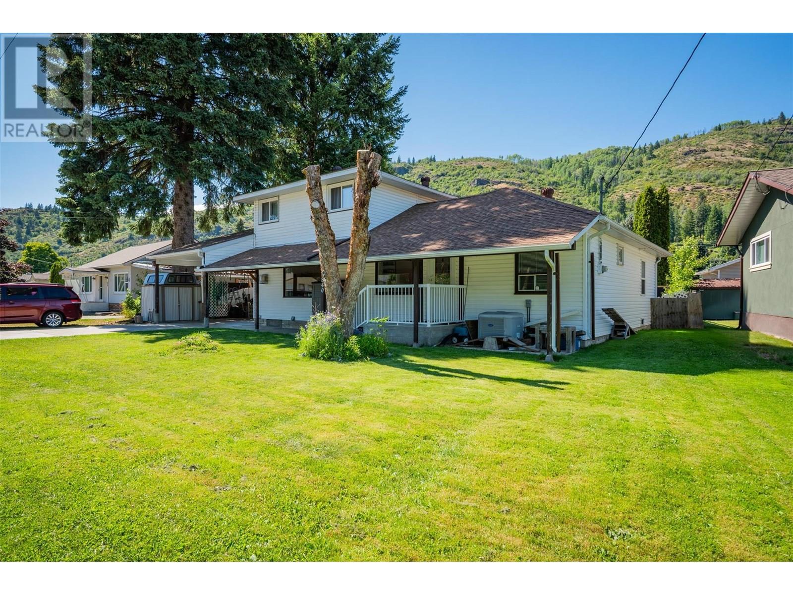 840 9th Avenue, Montrose, British Columbia  V0G 1P0 - Photo 1 - 10354356