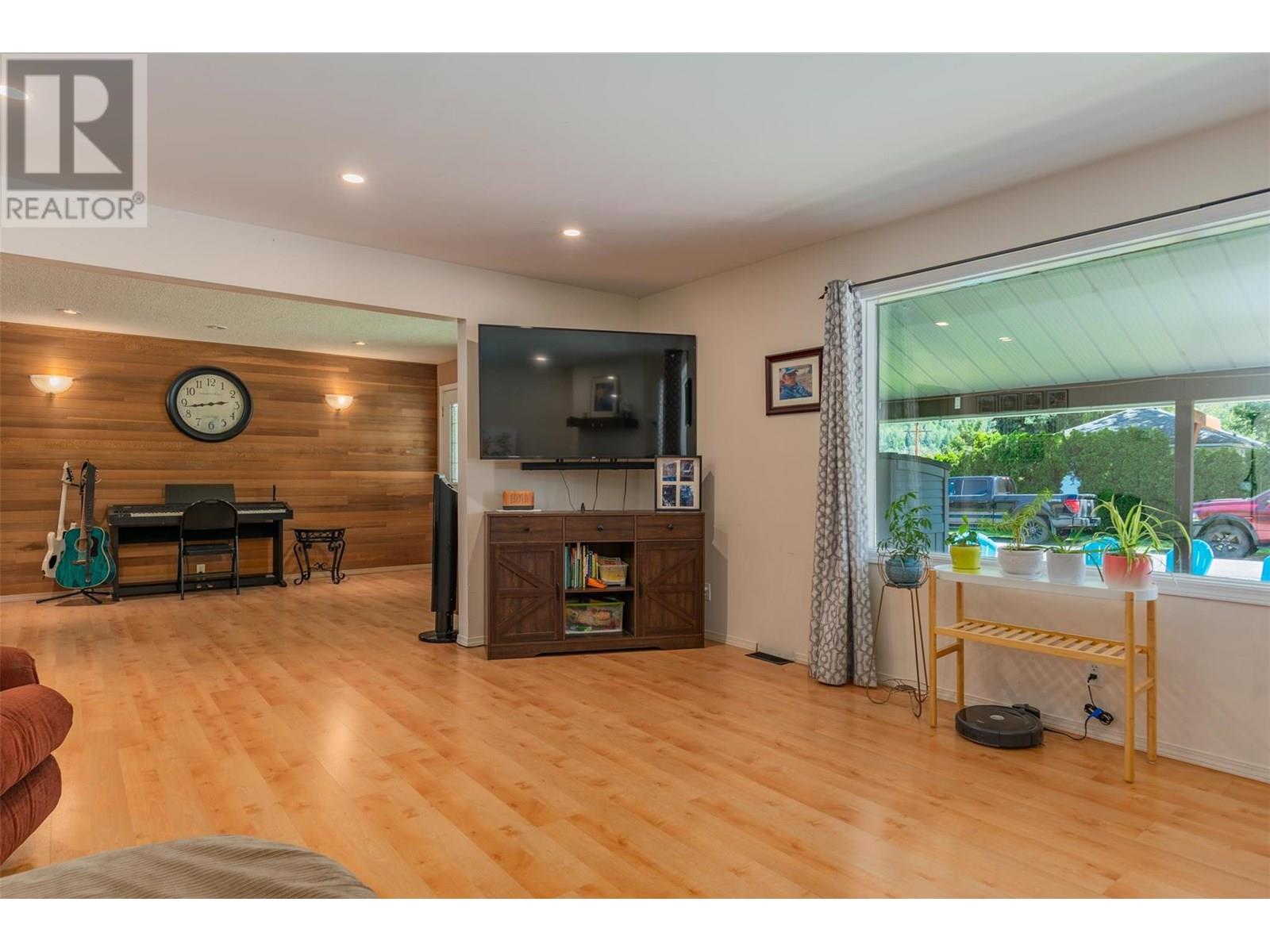 840 9th Avenue, Montrose, British Columbia  V0G 1P0 - Photo 10 - 10354356