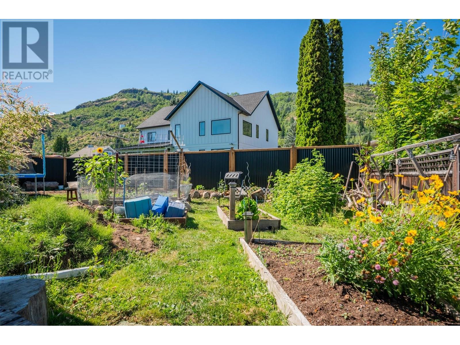 840 9th Avenue, Montrose, British Columbia  V0G 1P0 - Photo 36 - 10354356