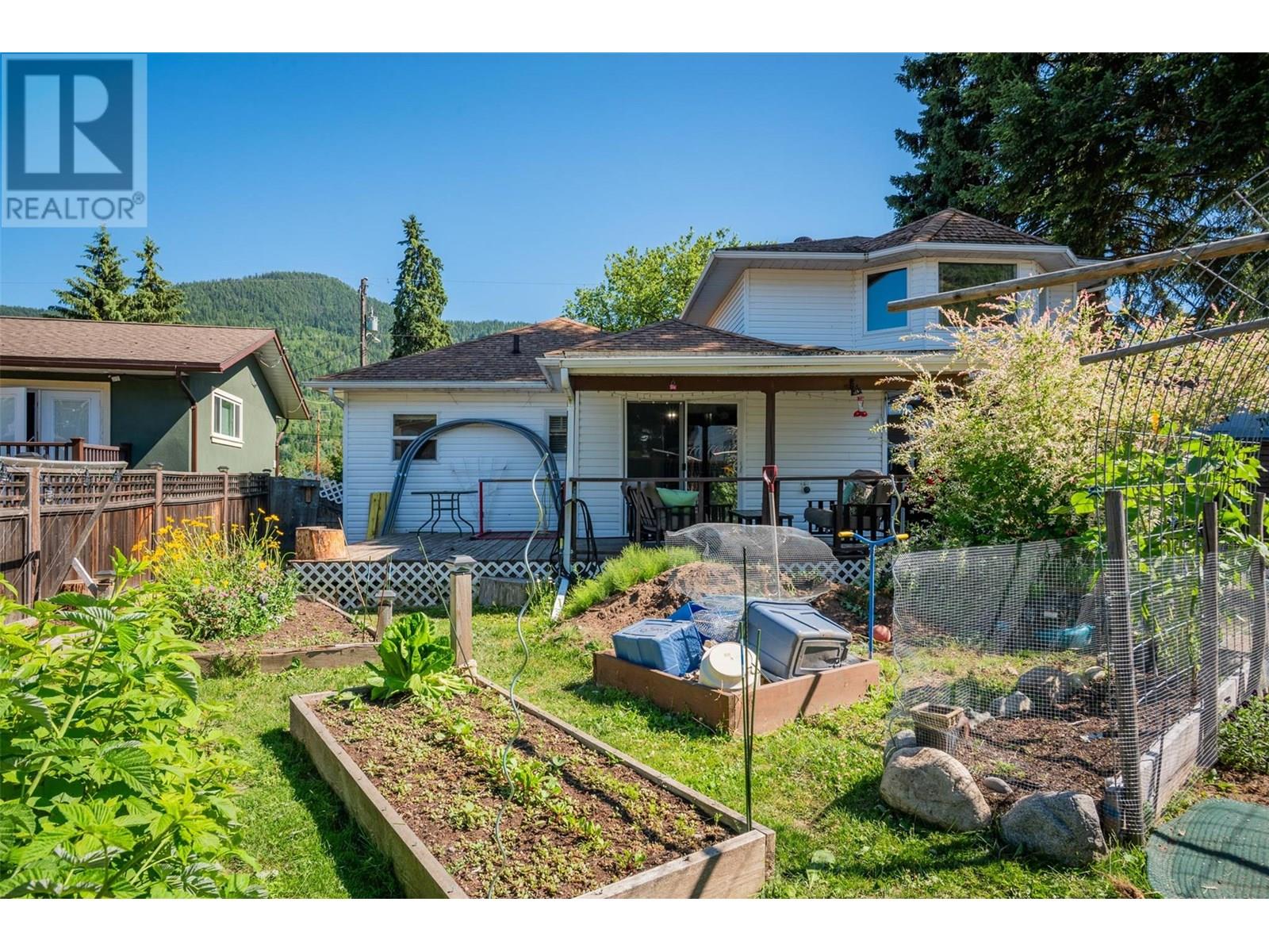 840 9th Avenue, Montrose, British Columbia  V0G 1P0 - Photo 37 - 10354356