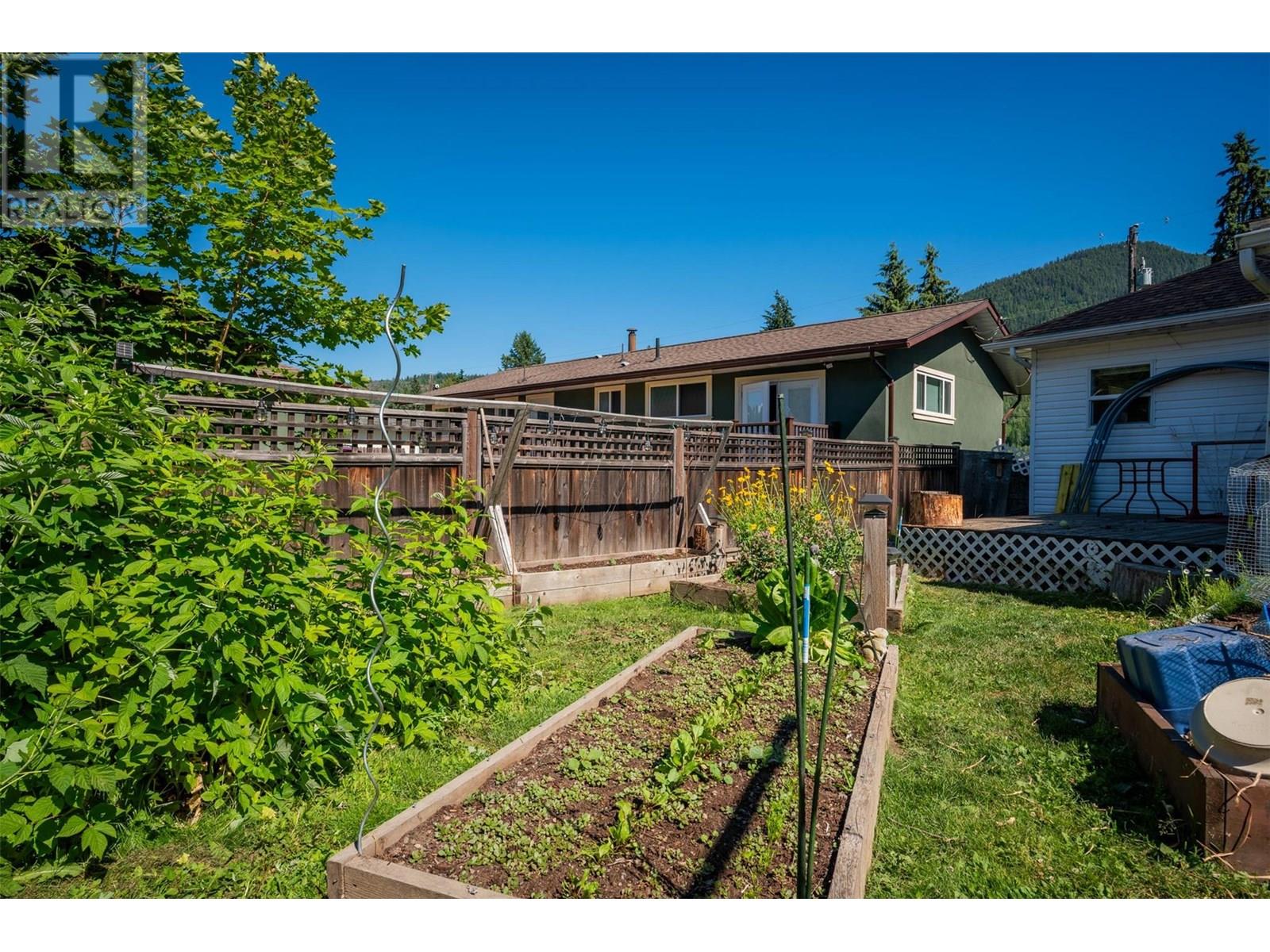 840 9th Avenue, Montrose, British Columbia  V0G 1P0 - Photo 38 - 10354356