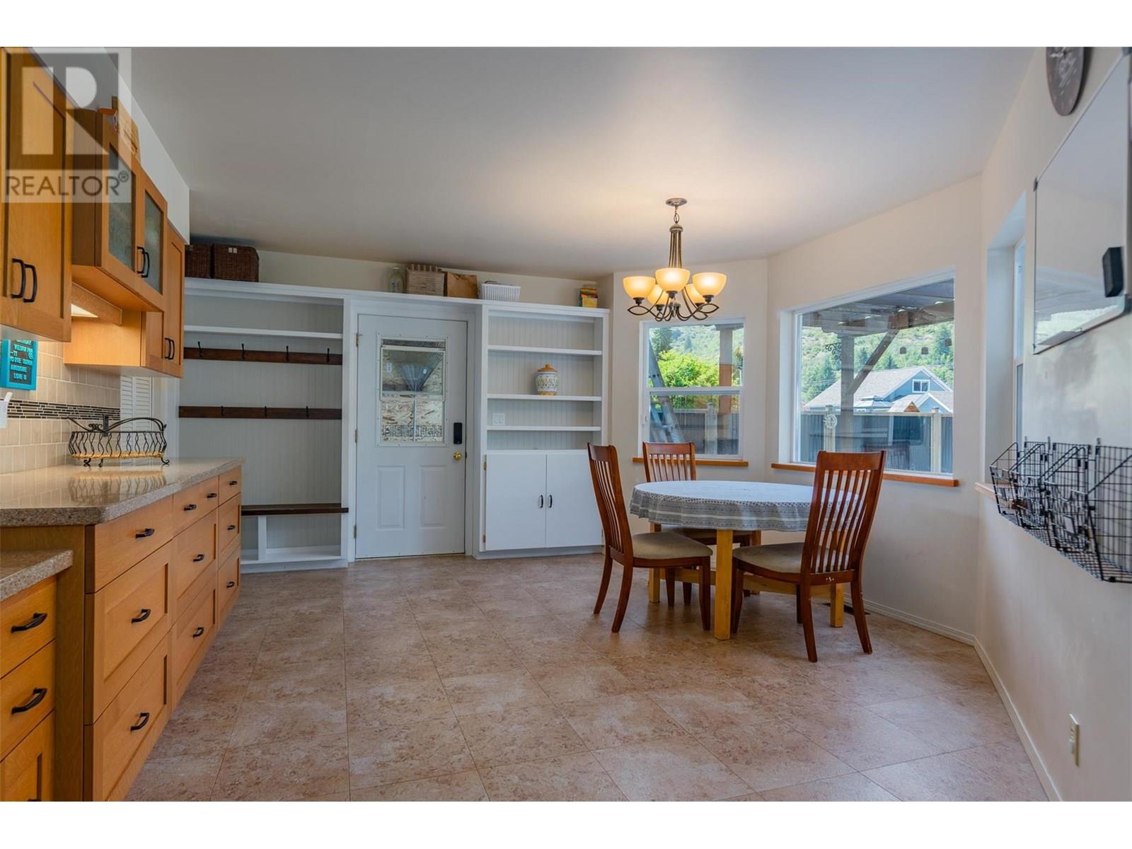 840 9th Avenue, Montrose, British Columbia  V0G 1P0 - Photo 6 - 10354356