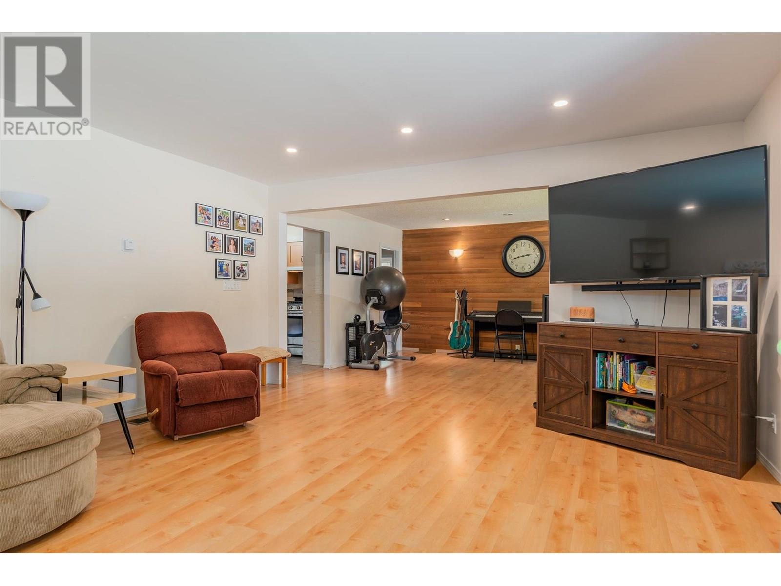840 9th Avenue, Montrose, British Columbia  V0G 1P0 - Photo 9 - 10354356