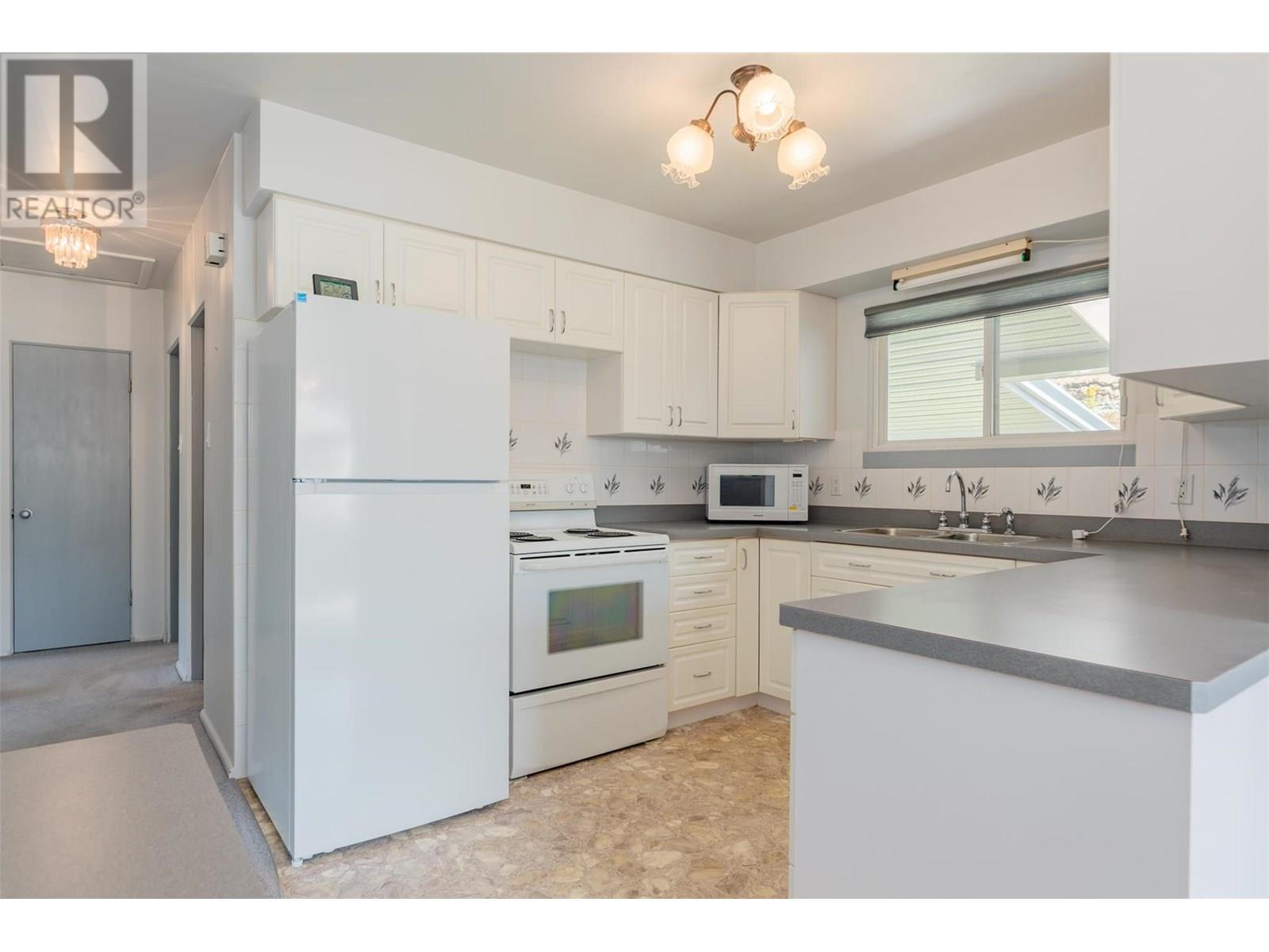 3357 Highway Drive, Trail, British Columbia  V1R 2T6 - Photo 5 - 10354494