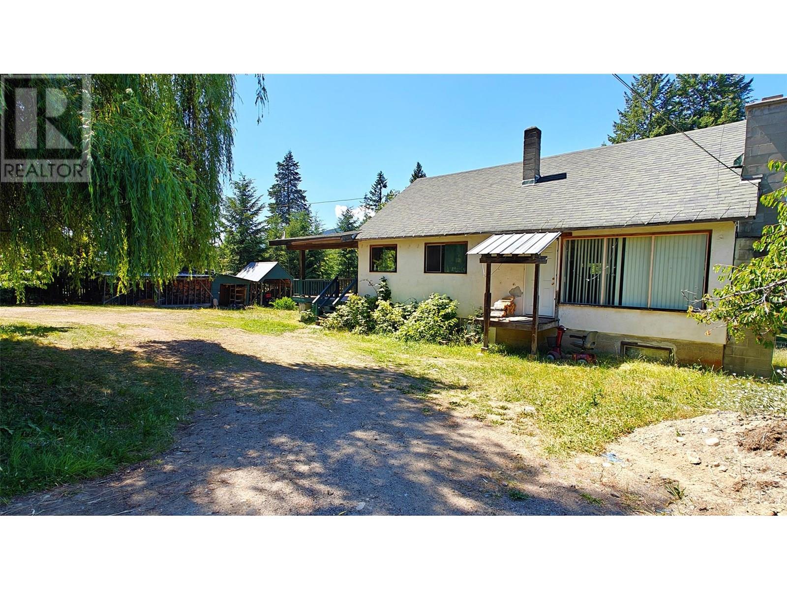 2029 Debruyn Road, Fruitvale, British Columbia  V0G 1L1 - Photo 1 - 10354721