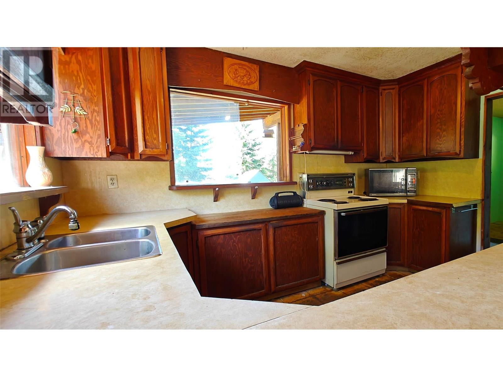 2029 Debruyn Road, Fruitvale, British Columbia  V0G 1L1 - Photo 24 - 10354721