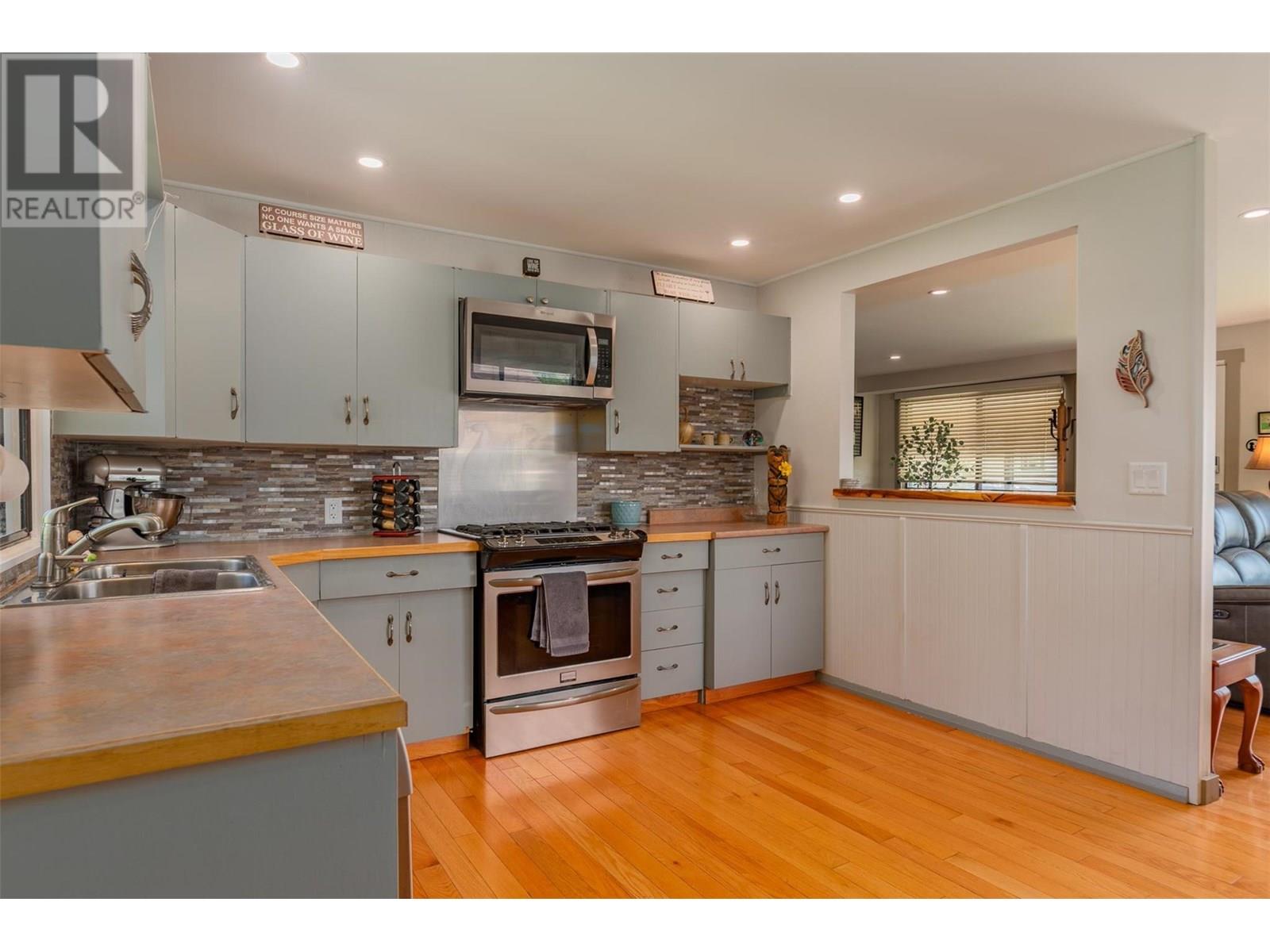 1015 Regan Crescent, Trail, British Columbia  V1R 1C2 - Photo 3 - 10355045