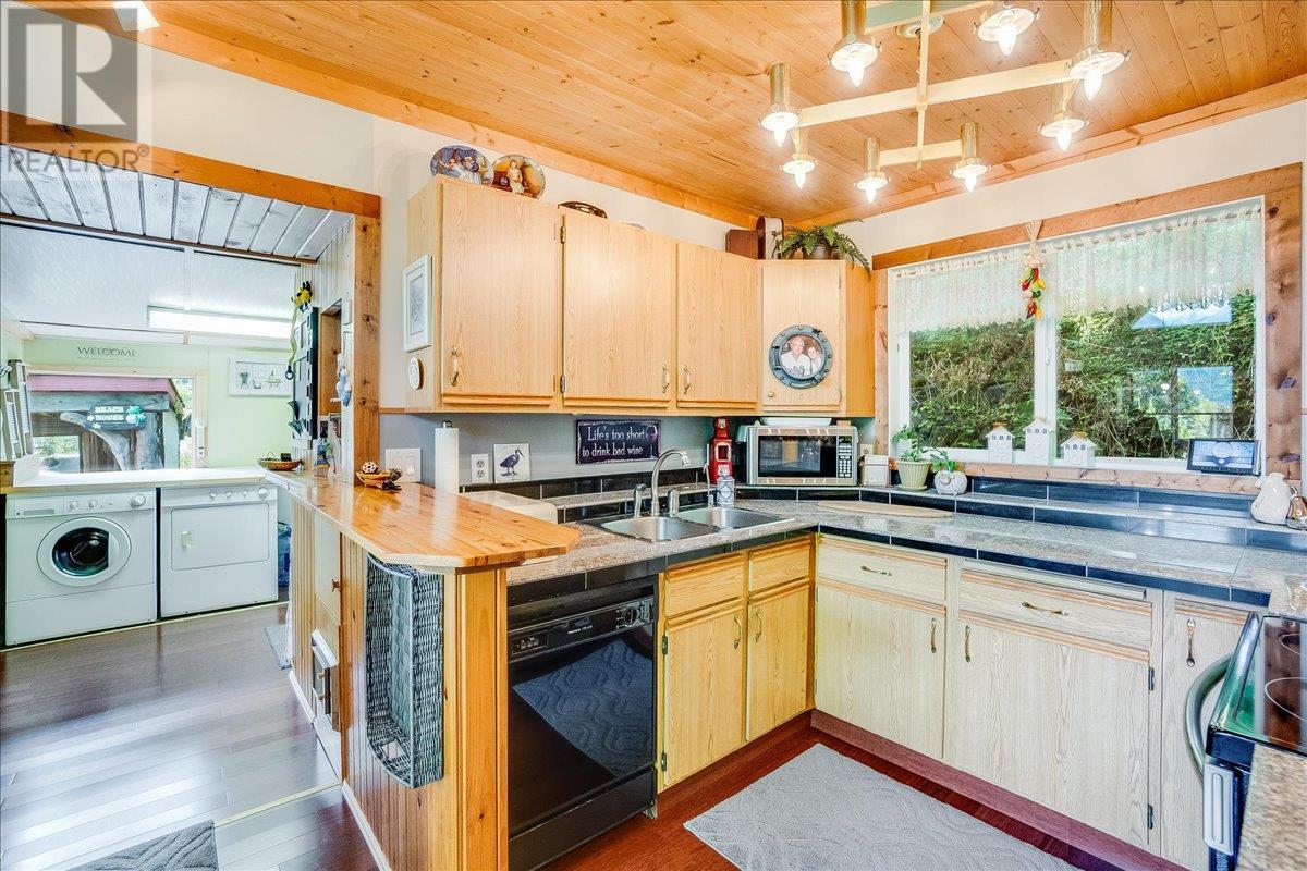 5529 Highway 31, Mirror Lake, British Columbia  V0G 1M0 - Photo 51 - 10355136