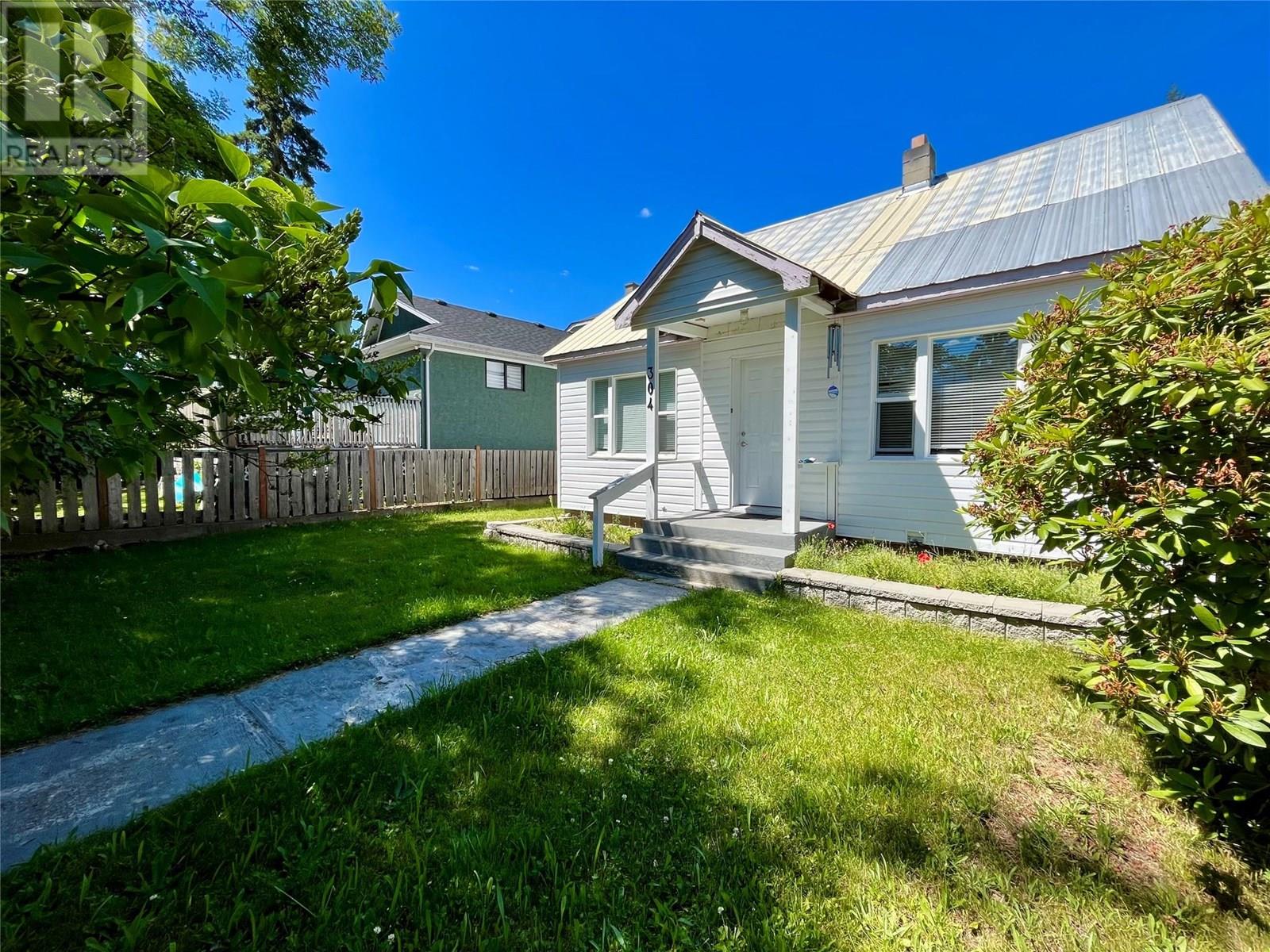 304 7th Avenue Nw, Nakusp, British Columbia  V0G 1R0 - Photo 1 - 10355072
