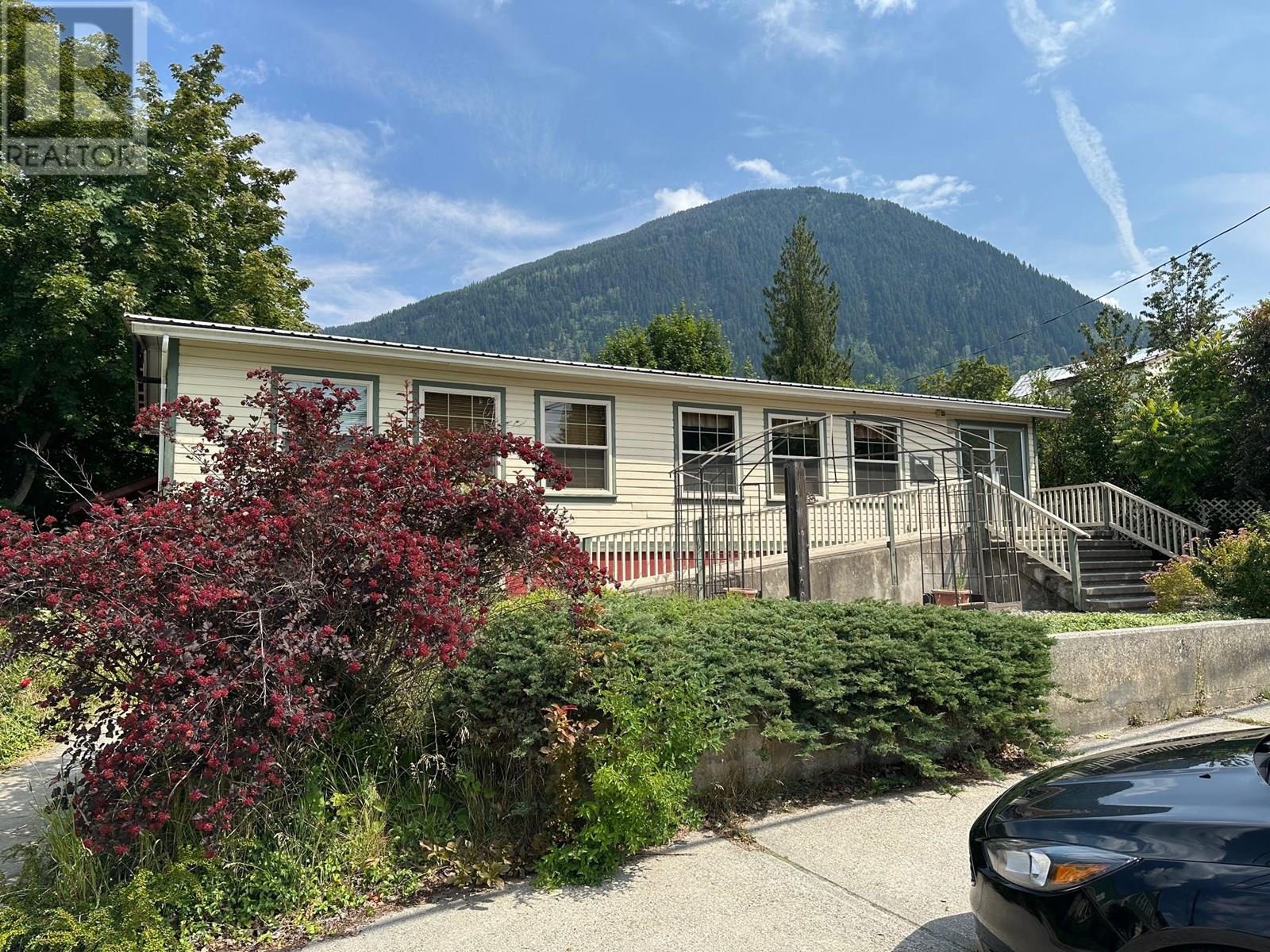 316 6th Avenue, New Denver, British Columbia  V0G 1S0 - Photo 1 - 10355508