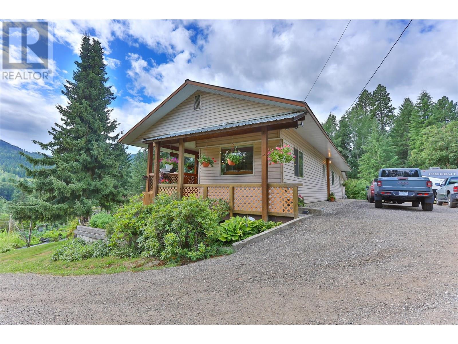 1531 Highway 3b Highway, Fruitvale, British Columbia  V0G 1L1 - Photo 1 - 10355568