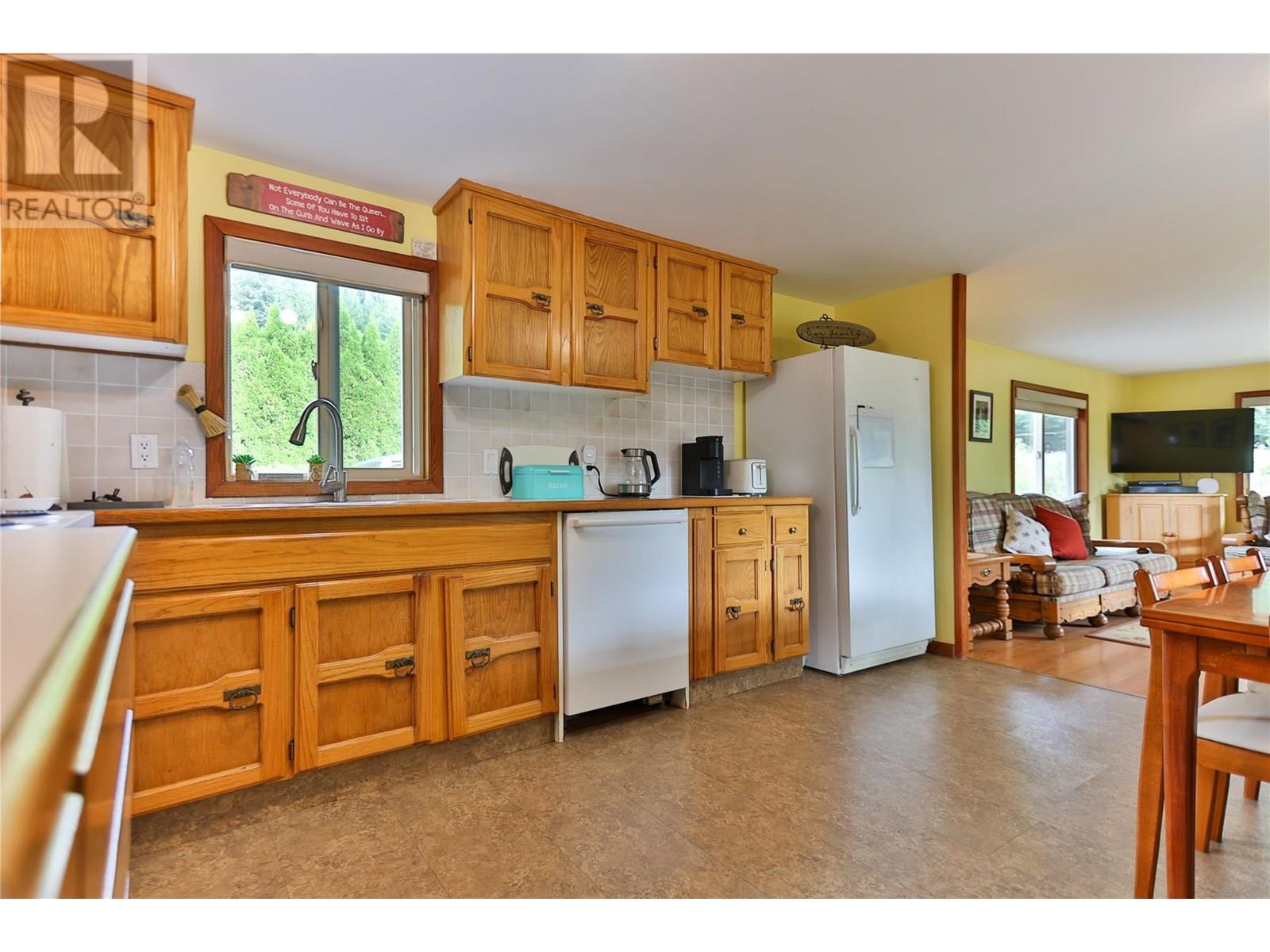 1531 Highway 3b Highway, Fruitvale, British Columbia  V0G 1L1 - Photo 6 - 10355568