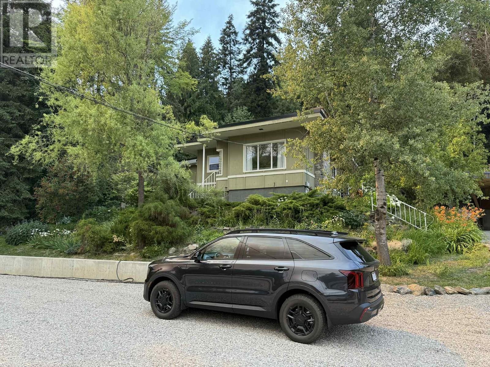 1091 3b Highway, Montrose, British Columbia  V0G 1P0 - Photo 2 - 10355356