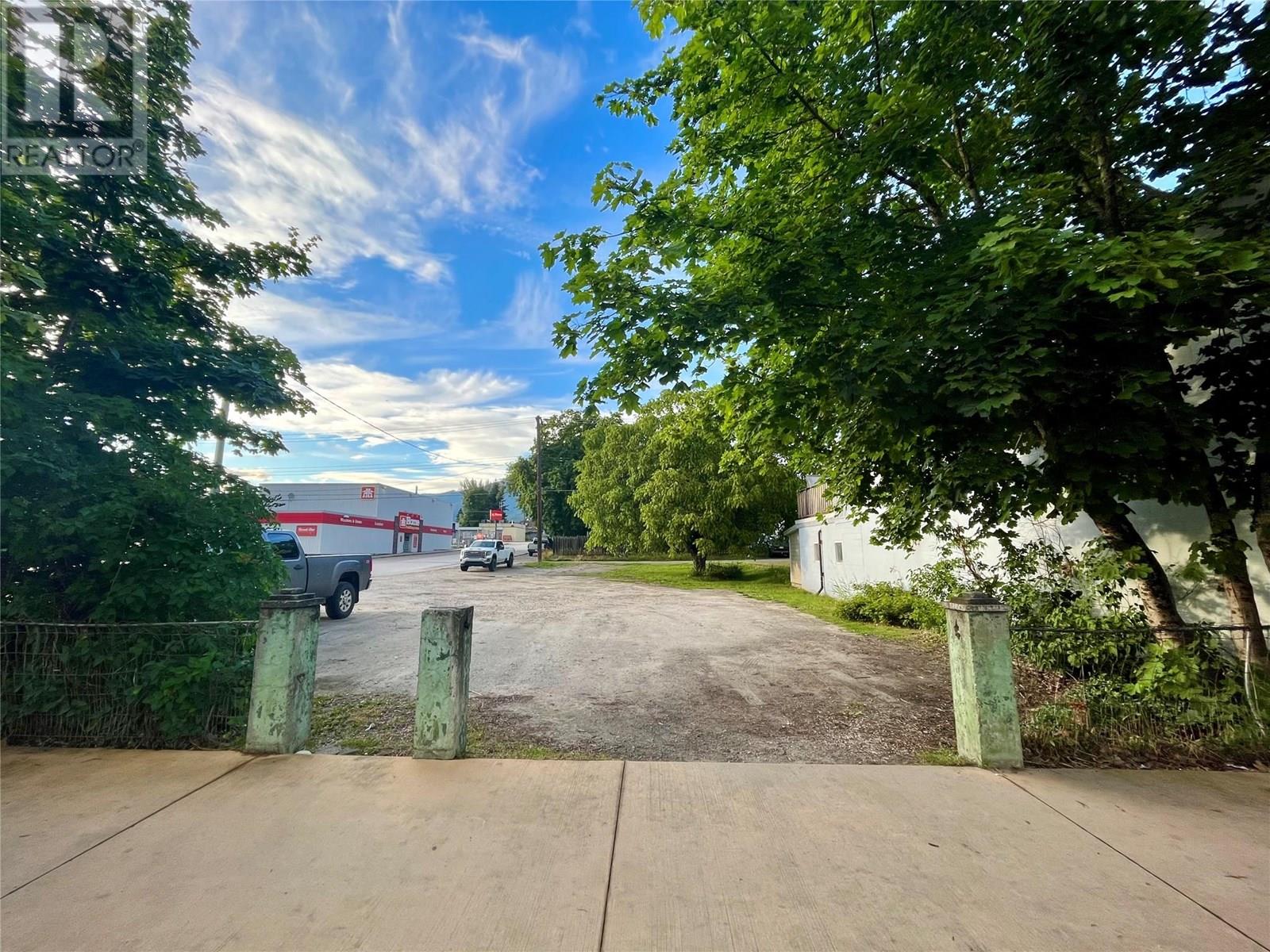 219 Broadway Street W, Nakusp, British Columbia  V0G 1R0 - Photo 1 - 10355502