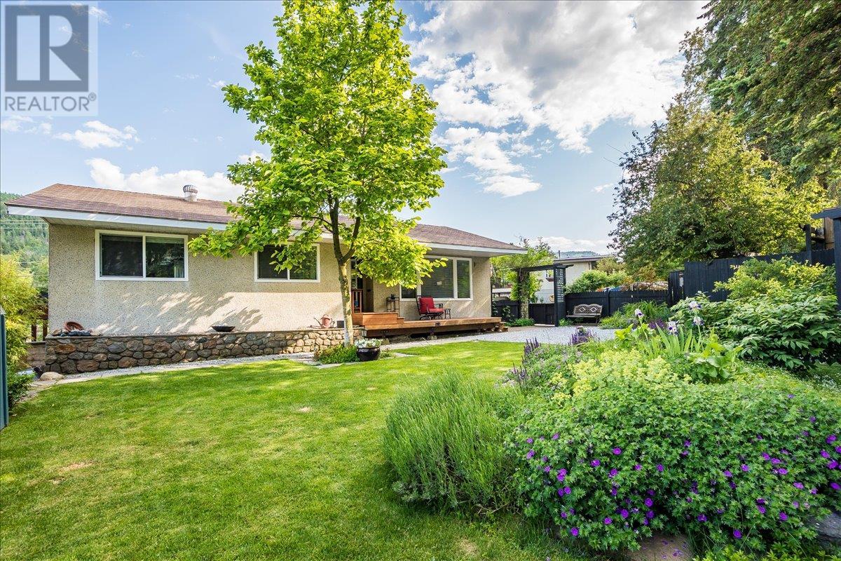 407 Willow Drive, Warfield, British Columbia  V1R 2M9 - Photo 1 - 10353062