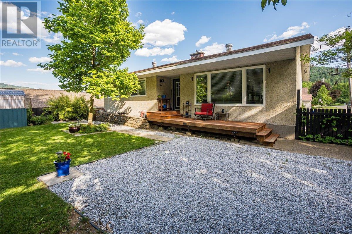 407 Willow Drive, Warfield, British Columbia  V1R 2M9 - Photo 3 - 10353062