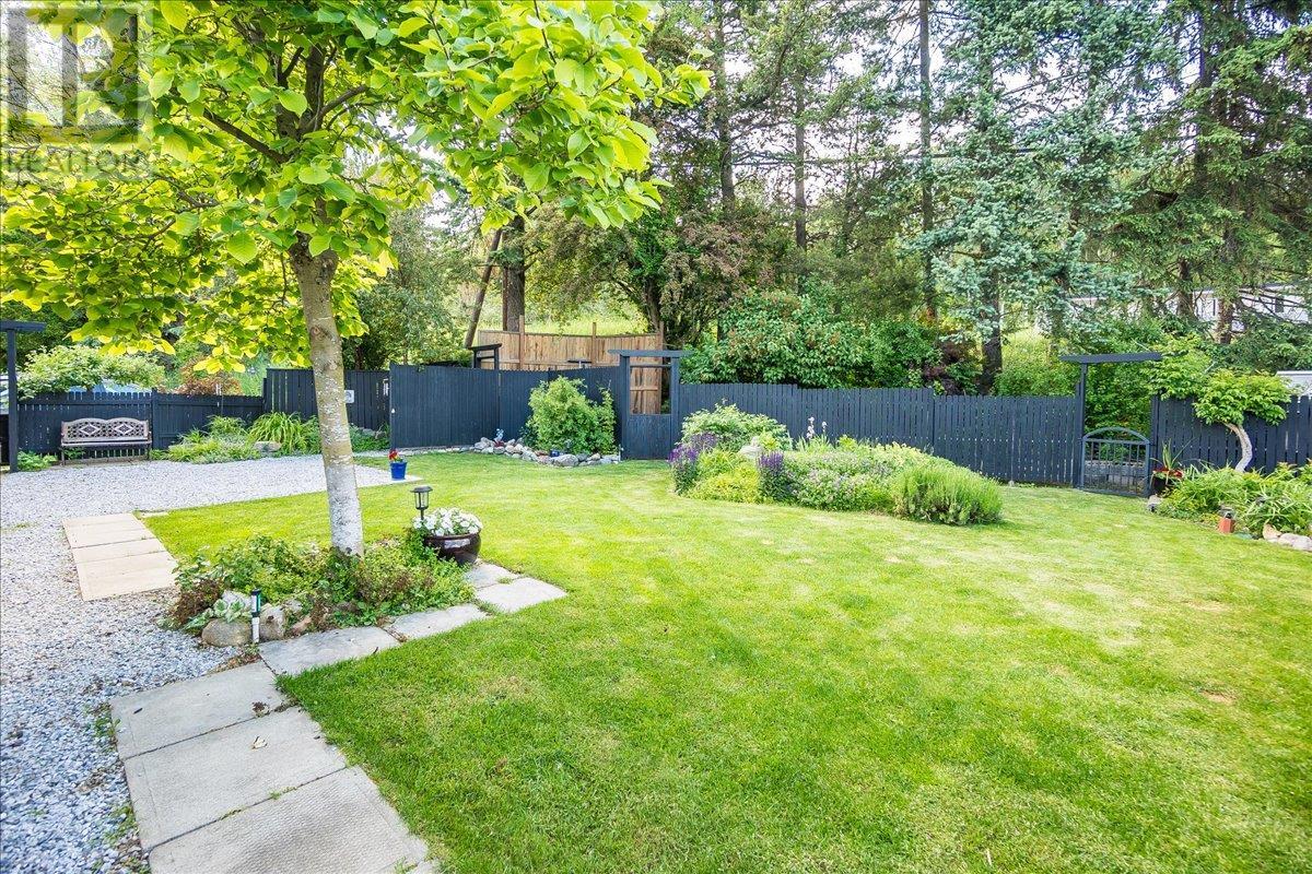 407 Willow Drive, Warfield, British Columbia  V1R 2M9 - Photo 8 - 10353062