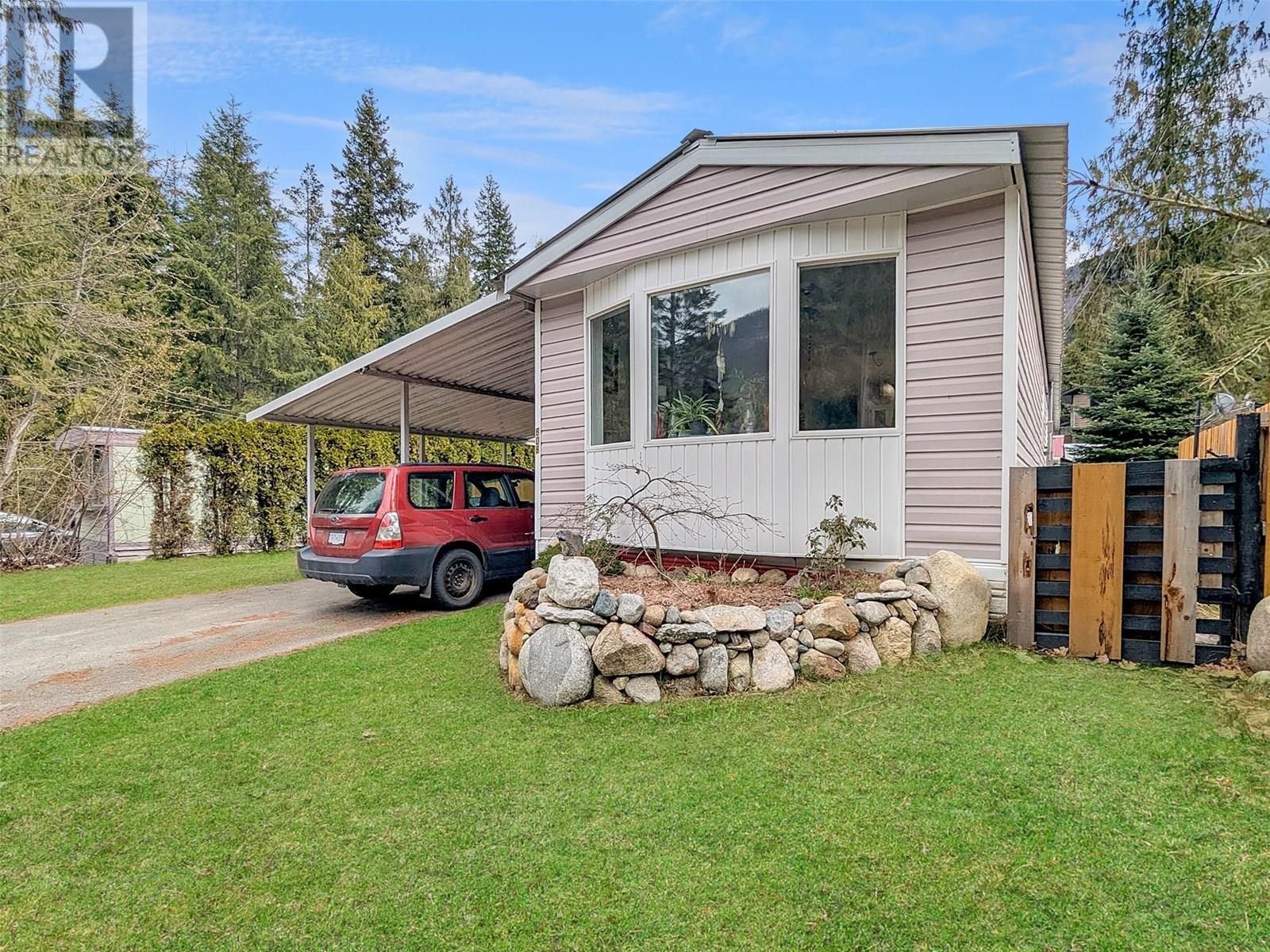 808 Nelson Street, Slocan, British Columbia  V0G 2C0 - Photo 2 - 10355303