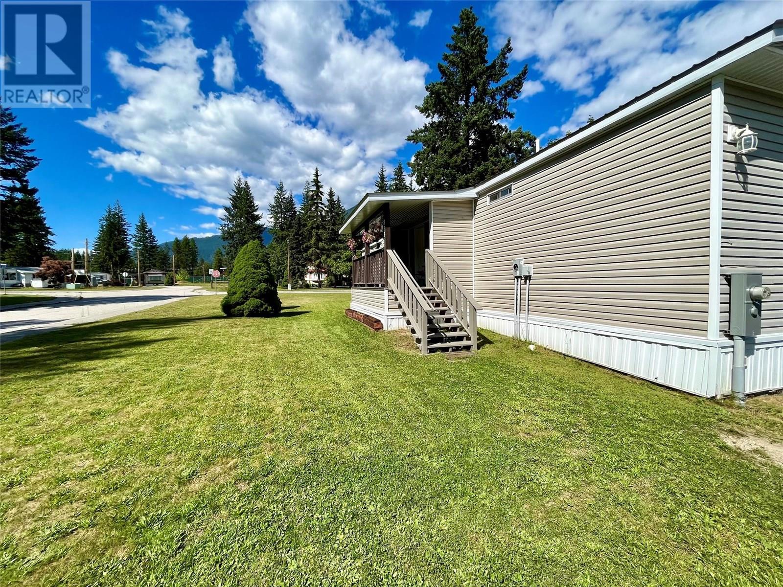 833 Columbia Crescent, Nakusp, British Columbia  V0G 1R0 - Photo 1 - 10356135