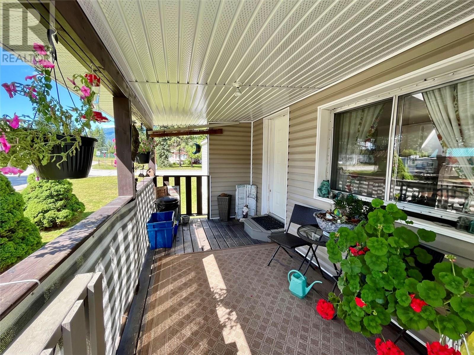 833 Columbia Crescent, Nakusp, British Columbia  V0G 1R0 - Photo 2 - 10356135