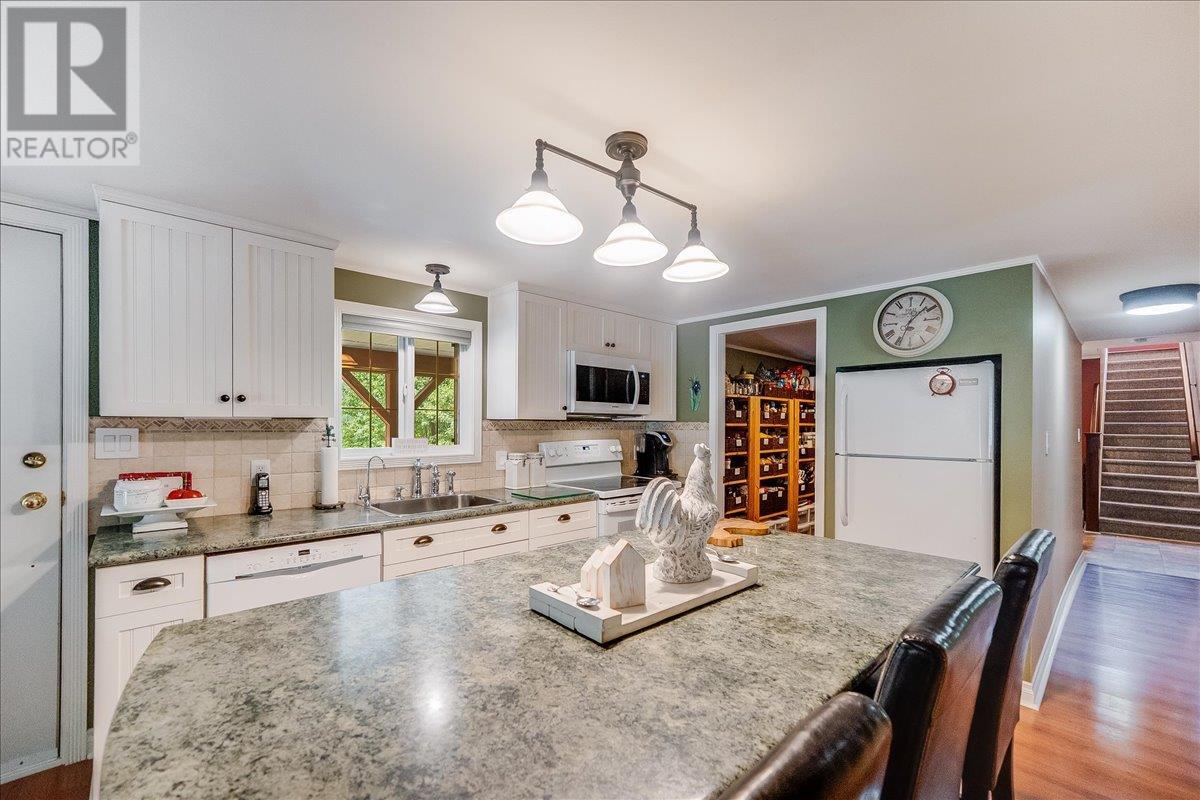 1160 22 Highway, Rossland, British Columbia  V0G 1Y0 - Photo 15 - 10356644