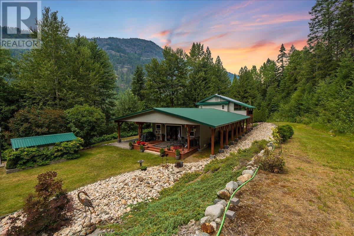 1160 22 Highway, Rossland, British Columbia  V0G 1Y0 - Photo 2 - 10356644