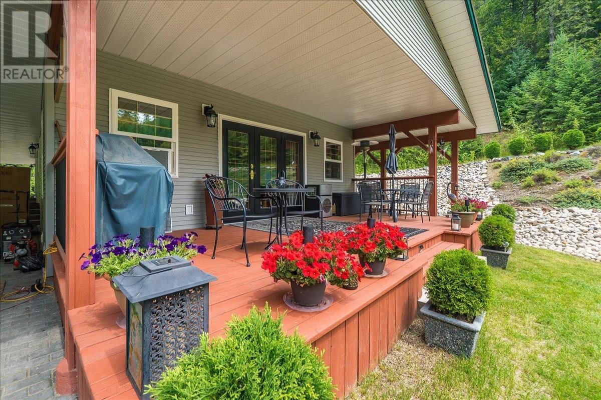 1160 22 Highway, Rossland, British Columbia  V0G 1Y0 - Photo 3 - 10356644