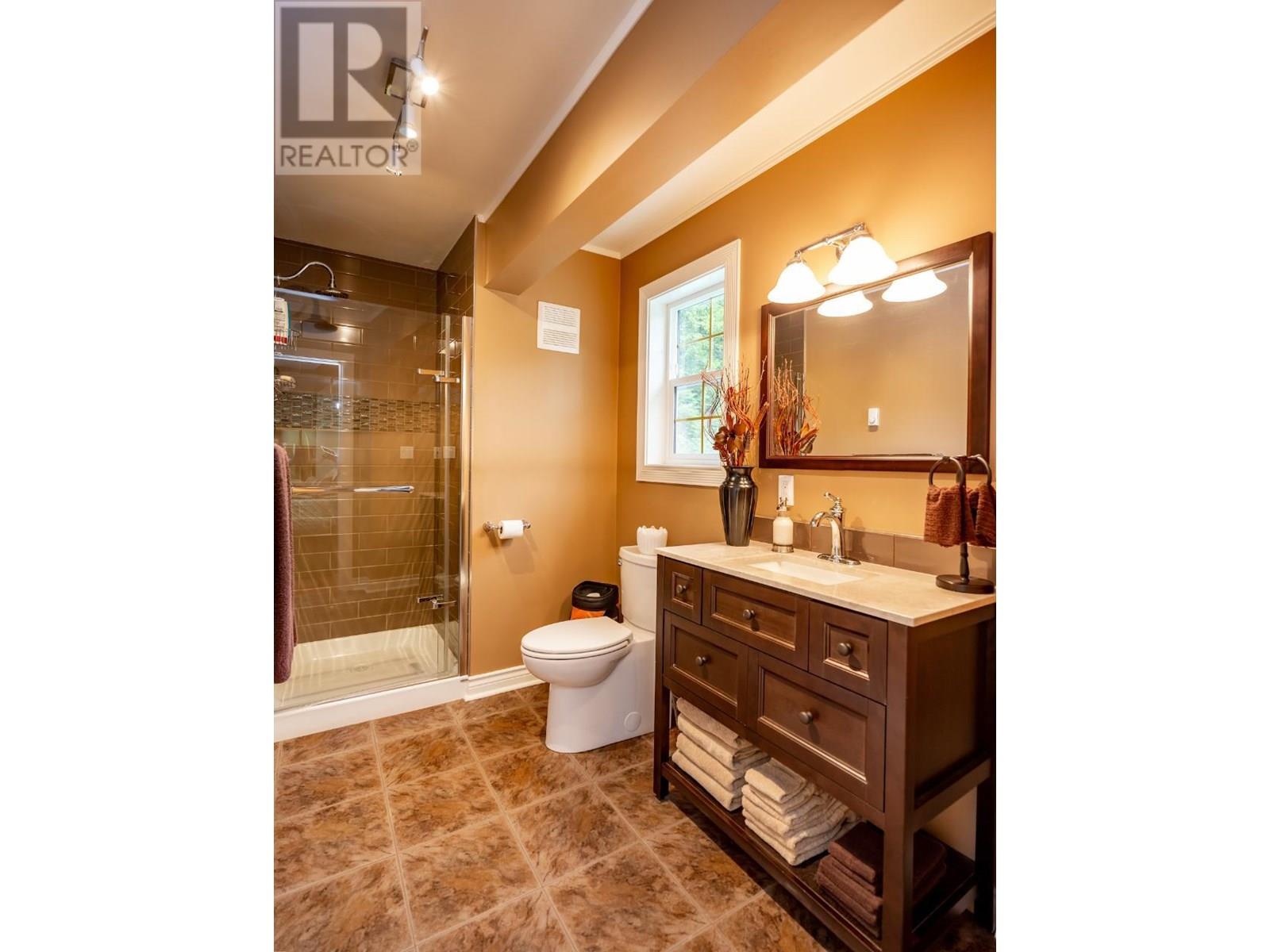 1160 22 Highway, Rossland, British Columbia  V0G 1Y0 - Photo 32 - 10356644